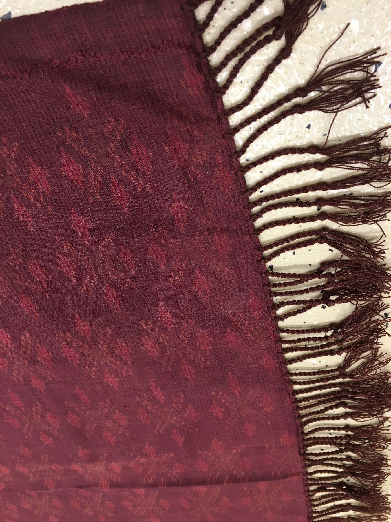 Detail f: Sehr feines indonesisches "Seiden-Textil" antik, Indonesien, um 1900, reine Naturseide. Bemerkenswerte feine Qualität, auberginefarbe mit ...