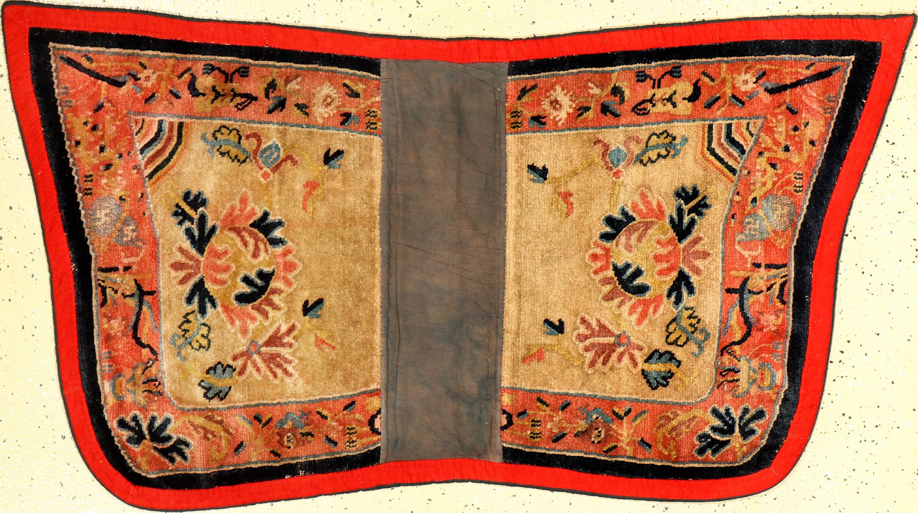 Schigatse "Makden" alt, Südtibet, um 1920, Wolle geknüpft auf Wolle. Tibetische Sattelauflage mit Symbolornamentik. Sammelwürdig, ca. ...