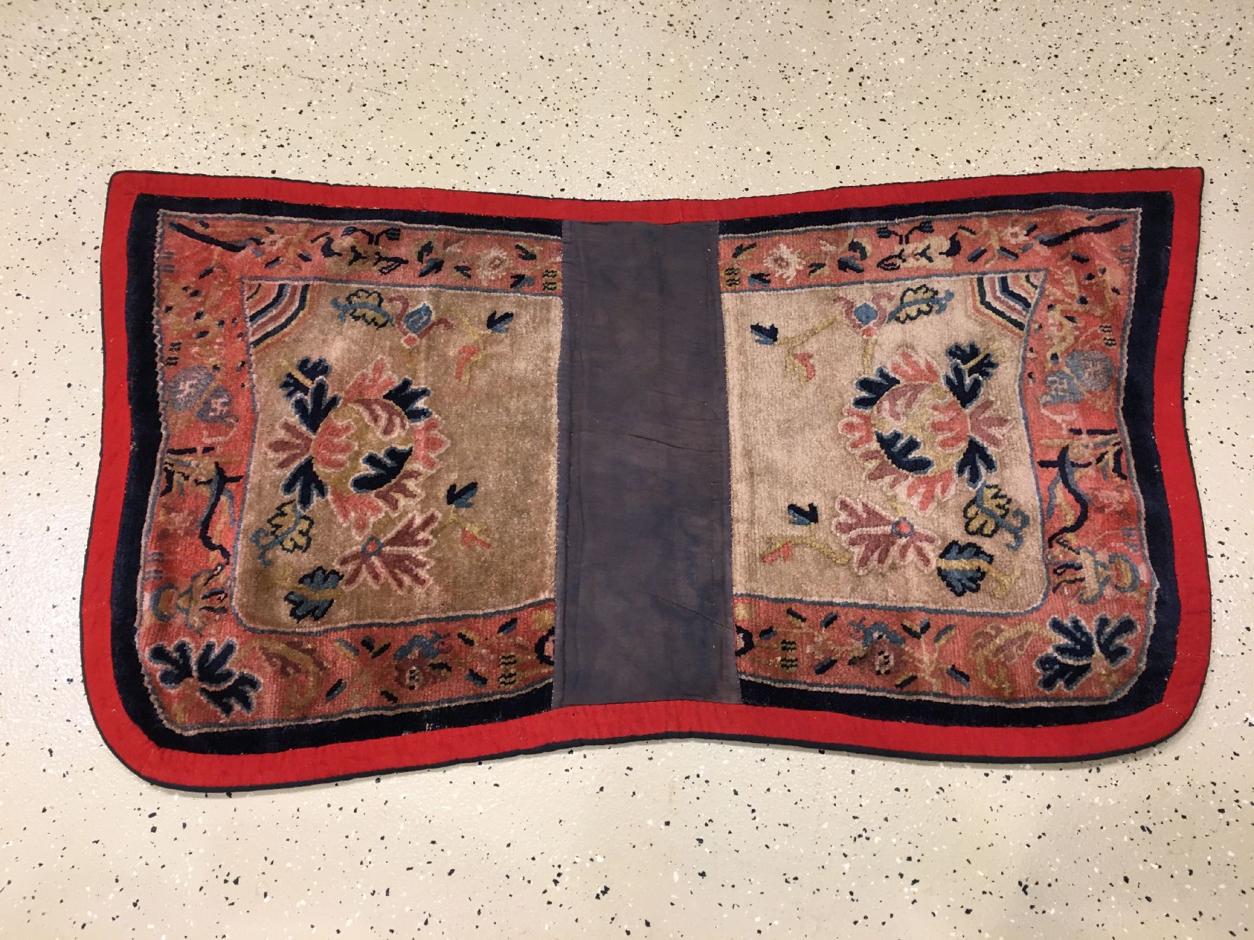 Detail a: Schigatse "Makden" alt, Südtibet, um 1920, Wolle geknüpft auf Wolle. Tibetische Sattelauflage mit Symbolornamentik. Sammelwürdig, ca. ...