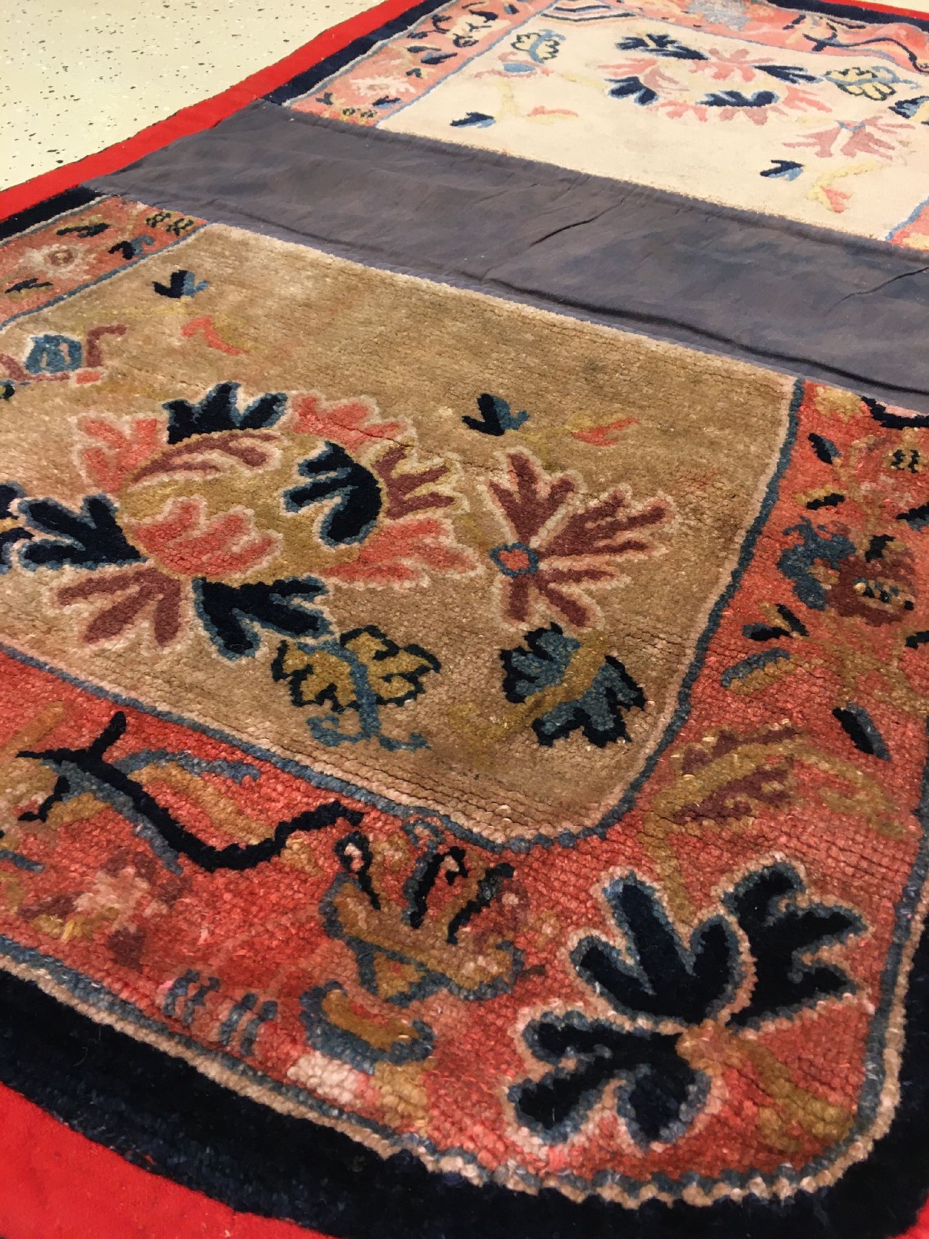 Detail b: Schigatse "Makden" alt, Südtibet, um 1920, Wolle geknüpft auf Wolle. Tibetische Sattelauflage mit Symbolornamentik. Sammelwürdig, ca. ...