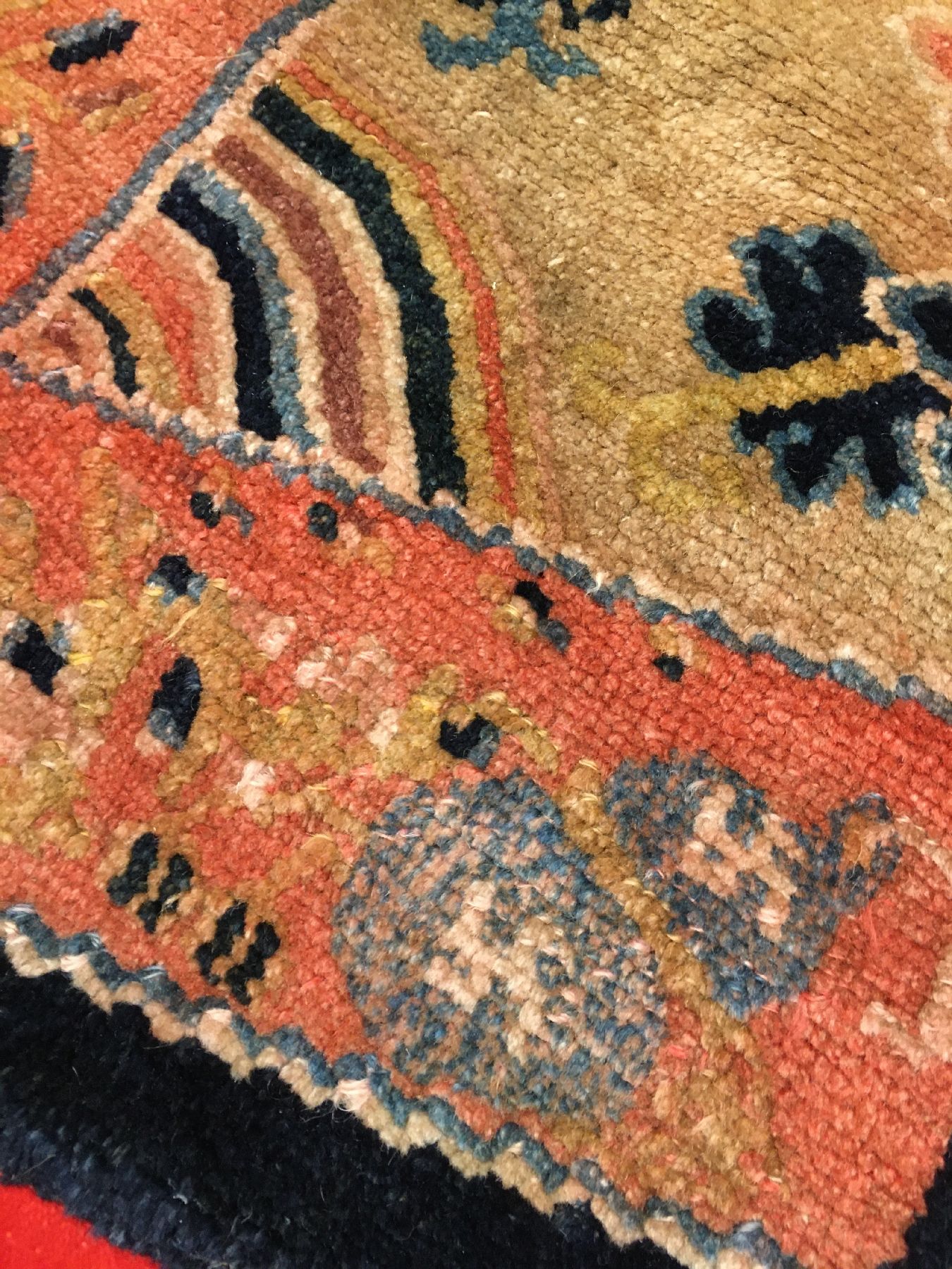 Detail d: Schigatse "Makden" alt, Südtibet, um 1920, Wolle geknüpft auf Wolle. Tibetische Sattelauflage mit Symbolornamentik. Sammelwürdig, ca. ...