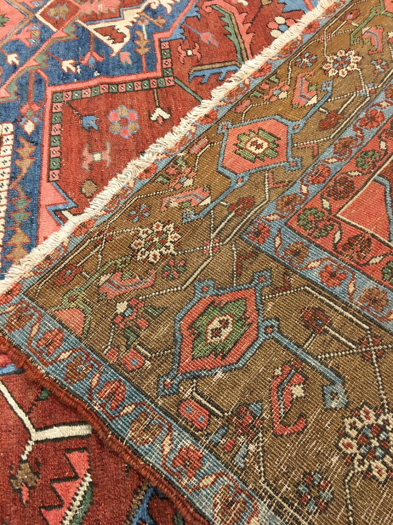 Detail h: Großer Heriz antik, Nordwestpersien, Ende 19.Jhd., Wolle geknüpft auf Baumwolle Bordüren Kamelwolle. Ein großes typisches Heriz Medaillon belegt ...