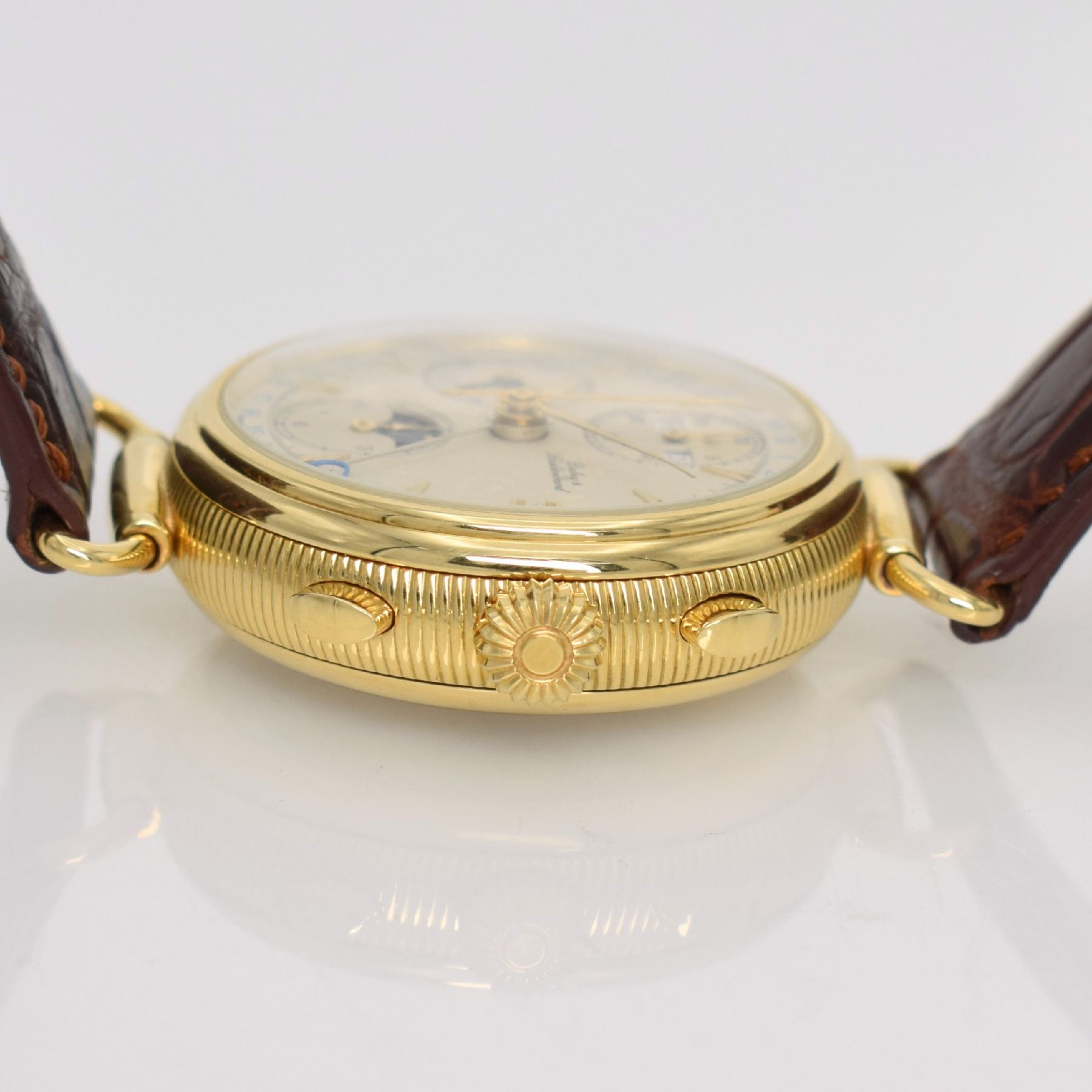Detail d: DUBEY & SCHALDENBRAND Armbandchronograph in GG 750/000 mit Vollkalenderanzeige inkl. Mondphase, Schweiz um 1990, 3-teil. Geh. beids. vergl., bewegl. ...