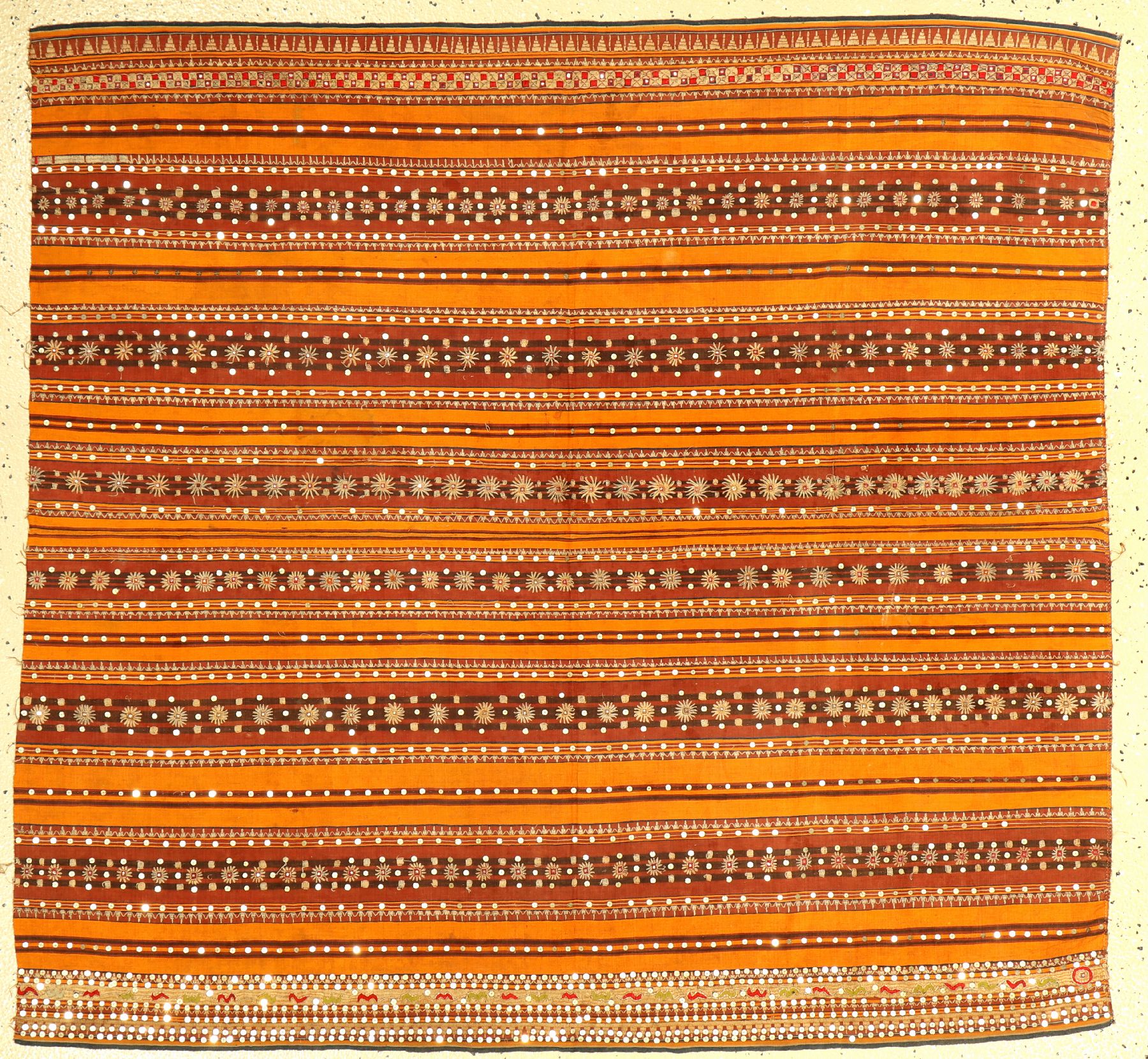 Feines indonesisches "Zeremonial-Textil" (Metall-Highlights) antik, Indonesien, um 1900, Metallstickerei auf Baumwolle. Seltenes Textil ...