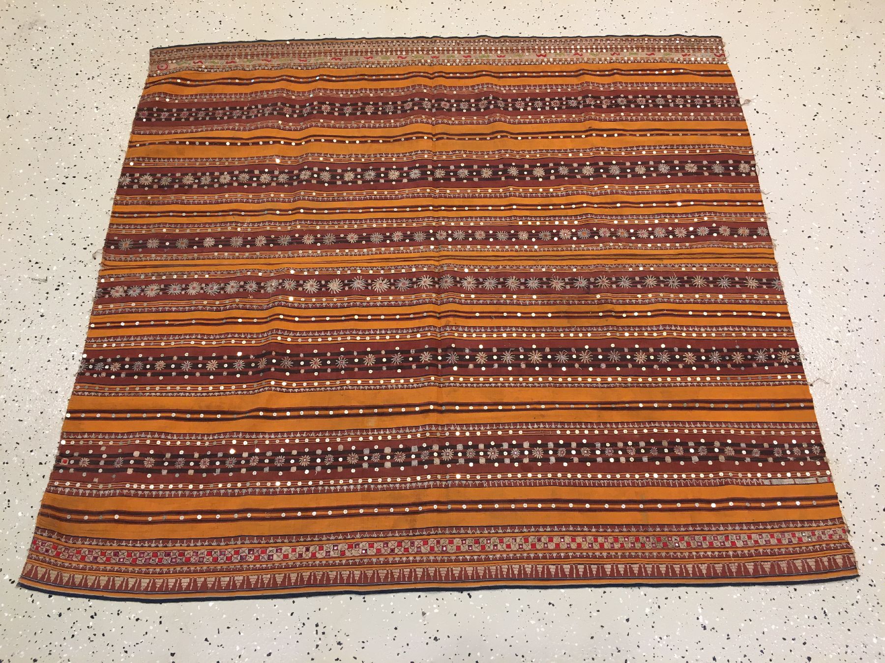 Detail a: Feines indonesisches "Zeremonial-Textil" (Metall-Highlights) antik, Indonesien, um 1900, Metallstickerei auf Baumwolle. Seltenes Textil ...