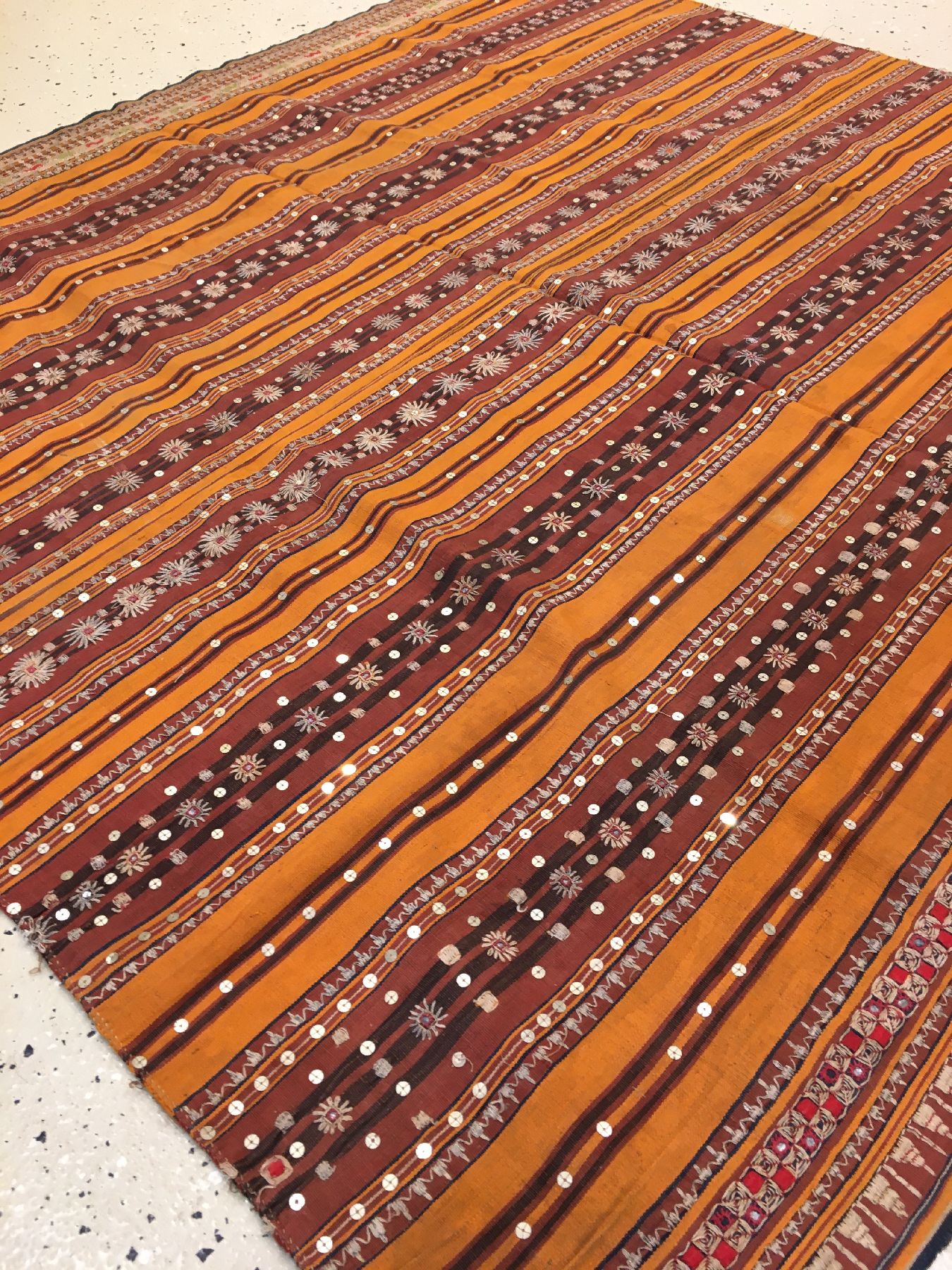 Detail b: Feines indonesisches "Zeremonial-Textil" (Metall-Highlights) antik, Indonesien, um 1900, Metallstickerei auf Baumwolle. Seltenes Textil ...