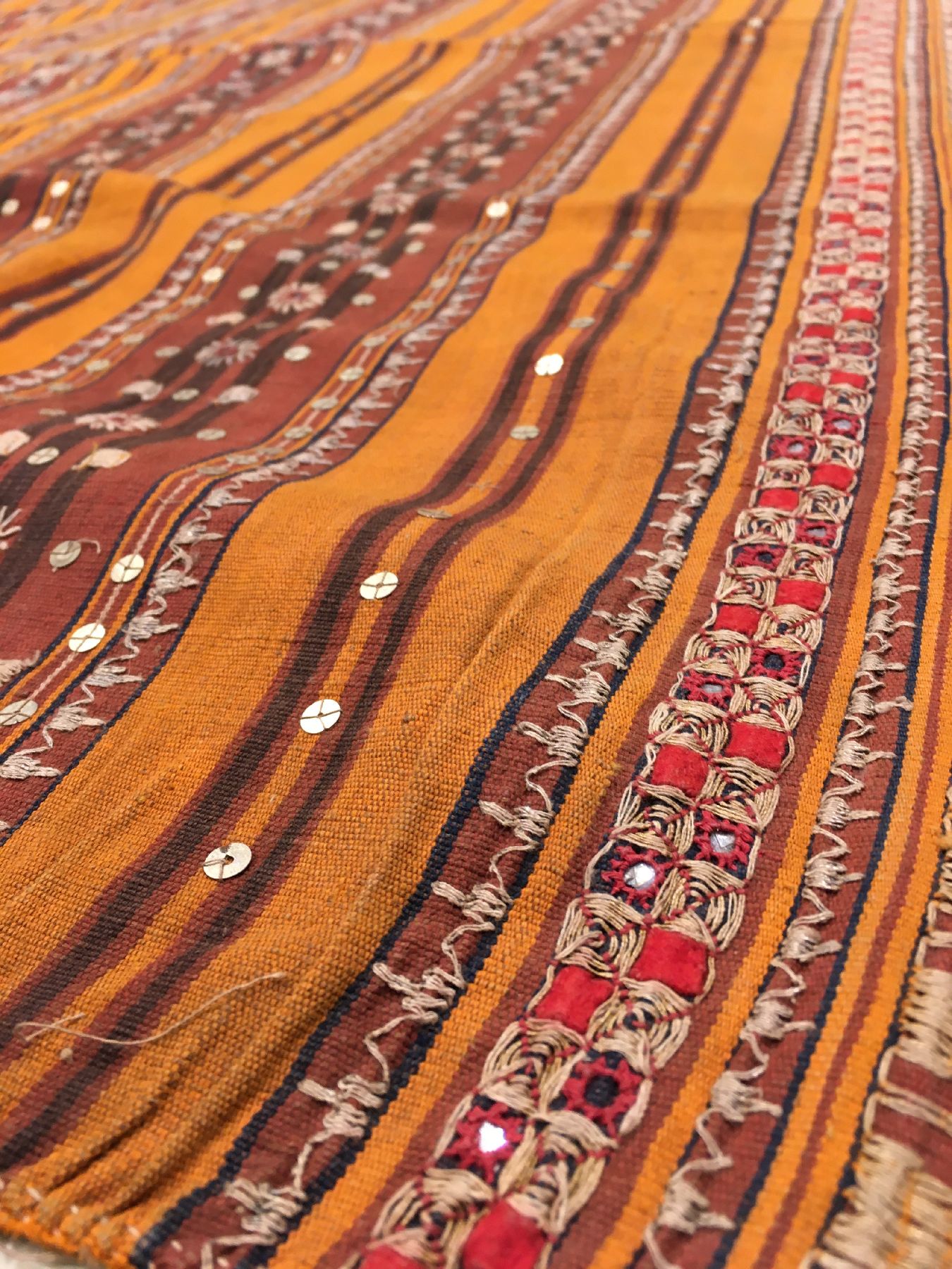 Detail c: Feines indonesisches "Zeremonial-Textil" (Metall-Highlights) antik, Indonesien, um 1900, Metallstickerei auf Baumwolle. Seltenes Textil ...