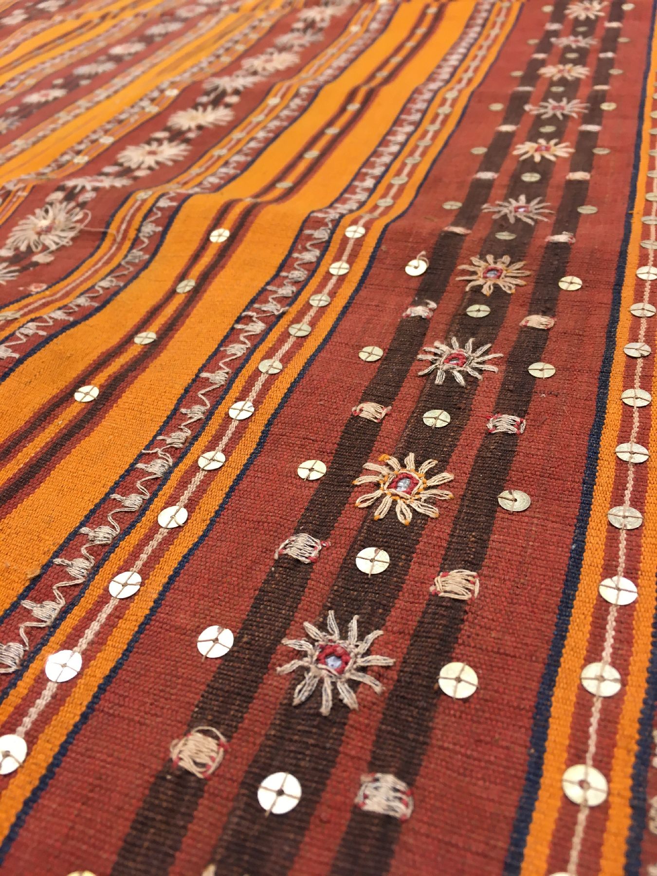 Detail d: Feines indonesisches "Zeremonial-Textil" (Metall-Highlights) antik, Indonesien, um 1900, Metallstickerei auf Baumwolle. Seltenes Textil ...