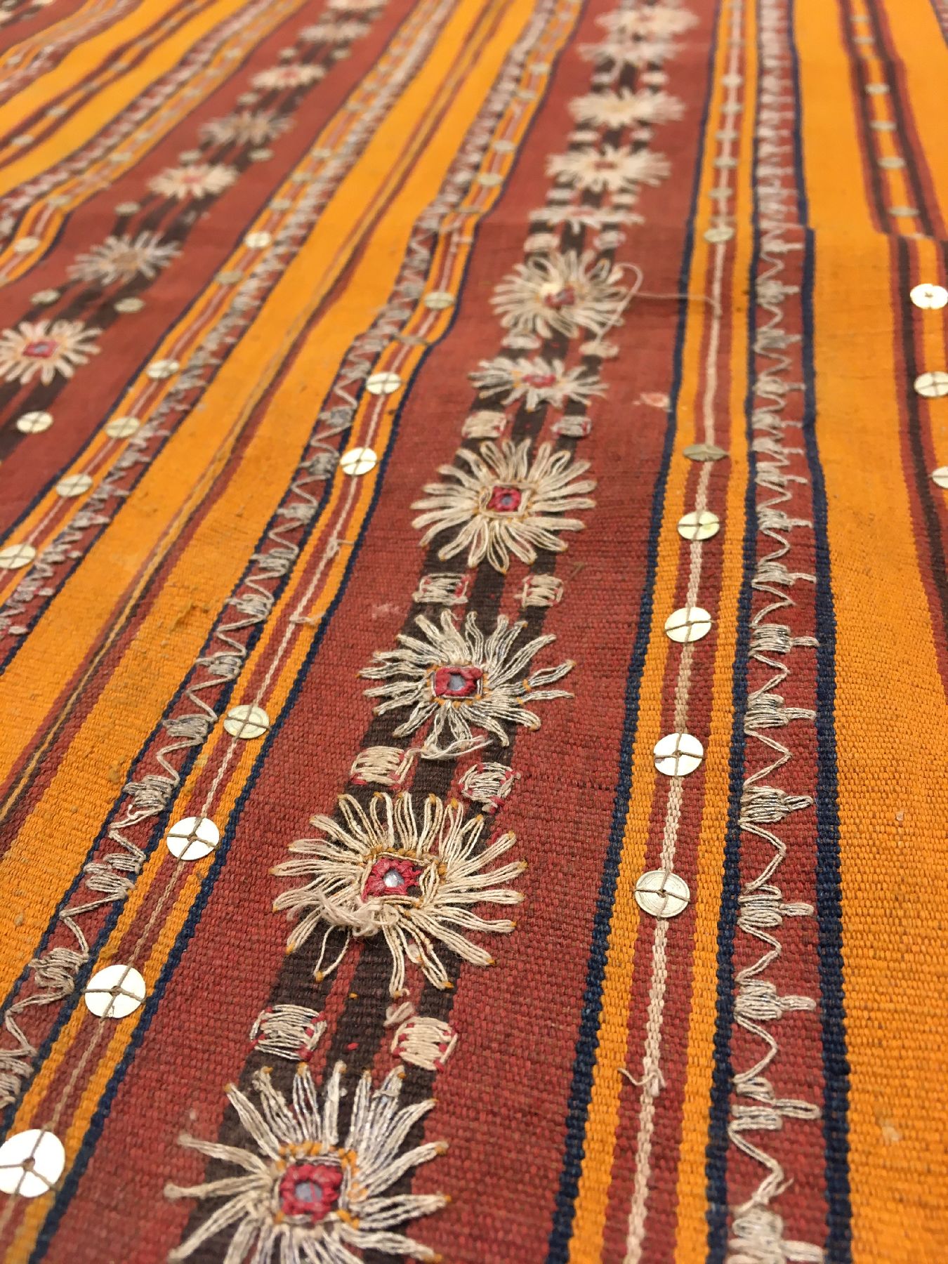 Detail e: Feines indonesisches "Zeremonial-Textil" (Metall-Highlights) antik, Indonesien, um 1900, Metallstickerei auf Baumwolle. Seltenes Textil ...
