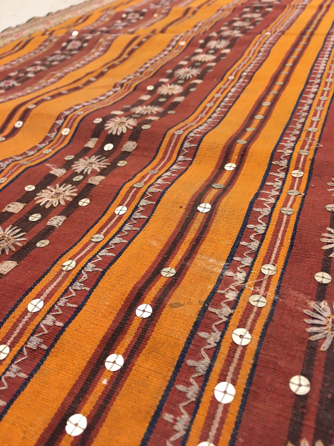 Detail f: Feines indonesisches "Zeremonial-Textil" (Metall-Highlights) antik, Indonesien, um 1900, Metallstickerei auf Baumwolle. Seltenes Textil ...