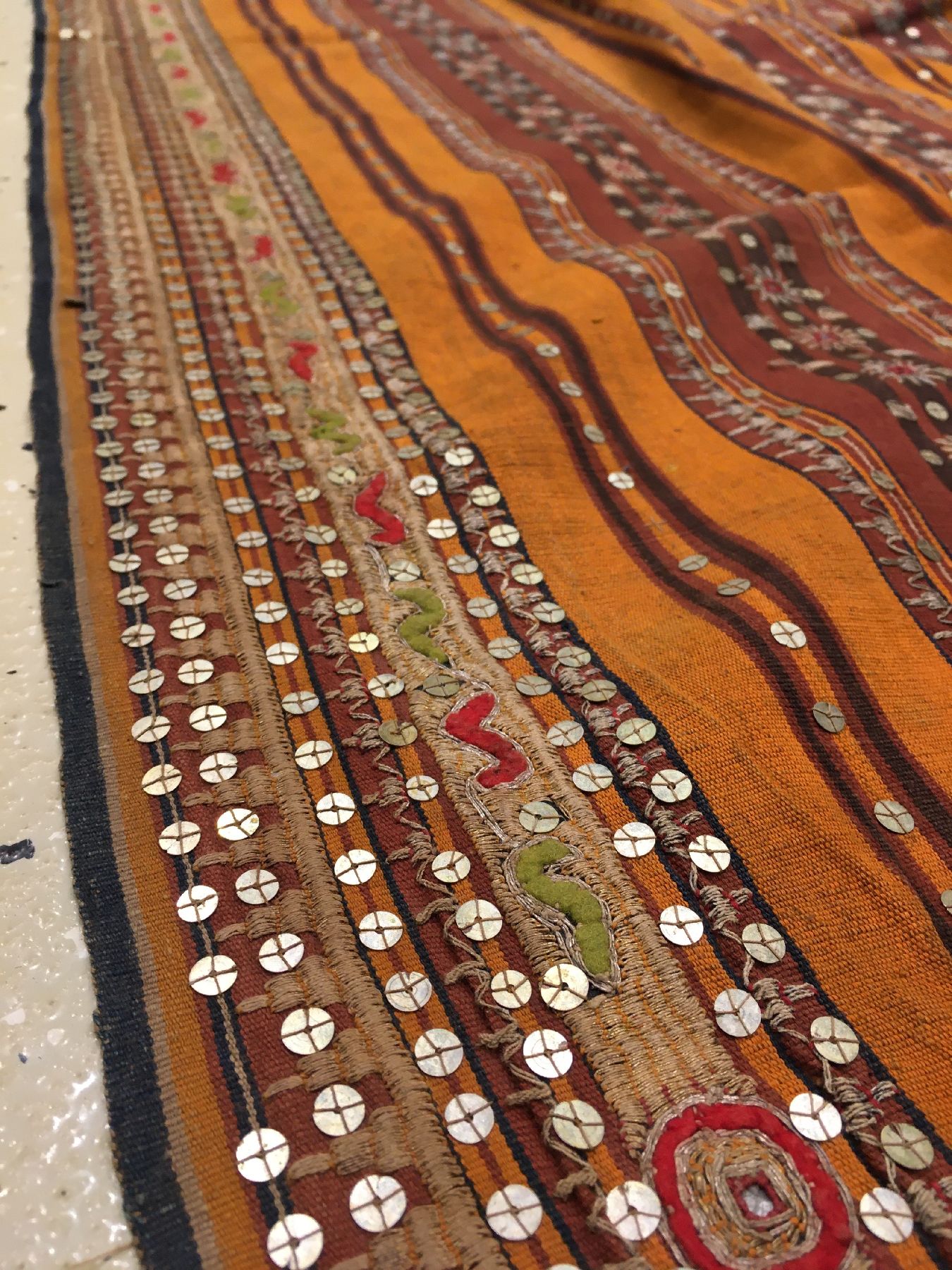 Detail g: Feines indonesisches "Zeremonial-Textil" (Metall-Highlights) antik, Indonesien, um 1900, Metallstickerei auf Baumwolle. Seltenes Textil ...
