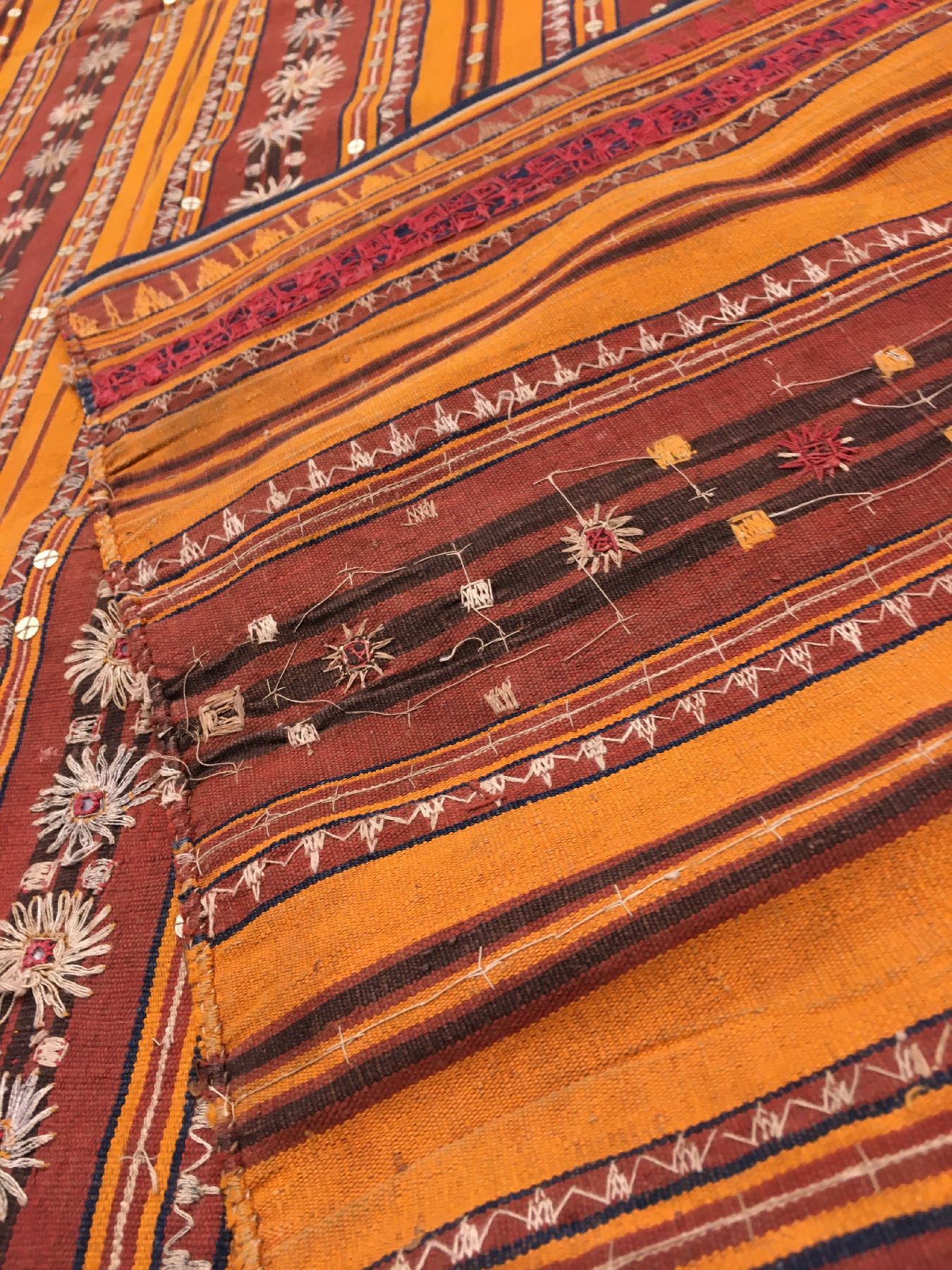 Detail h: Feines indonesisches "Zeremonial-Textil" (Metall-Highlights) antik, Indonesien, um 1900, Metallstickerei auf Baumwolle. Seltenes Textil ...