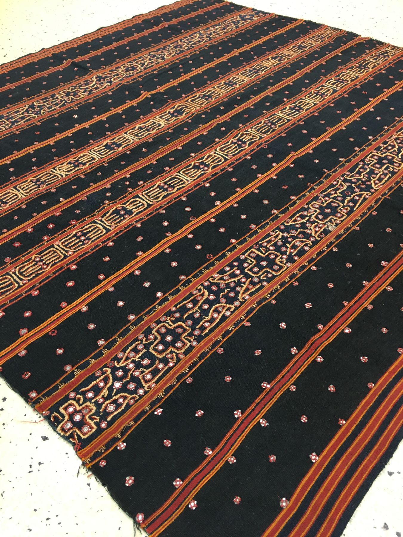Detail b: Feines indonesisches "Zeremonial-Textil" (Metall-Highlights) antik, Indonesien, um 1900, Metallstickerei auf Baumwolle. Aufwändige ...