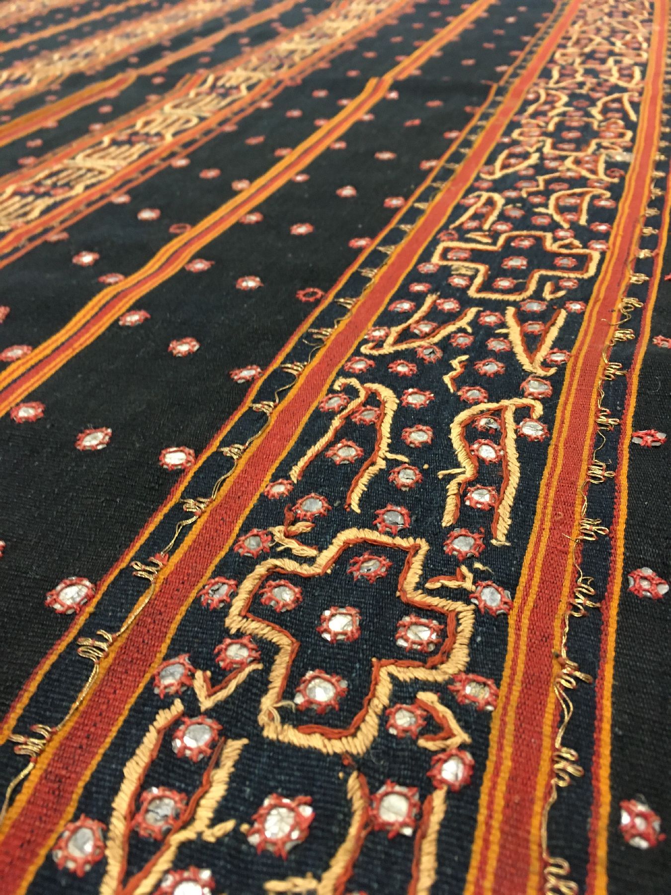 Detail c: Feines indonesisches "Zeremonial-Textil" (Metall-Highlights) antik, Indonesien, um 1900, Metallstickerei auf Baumwolle. Aufwändige ...