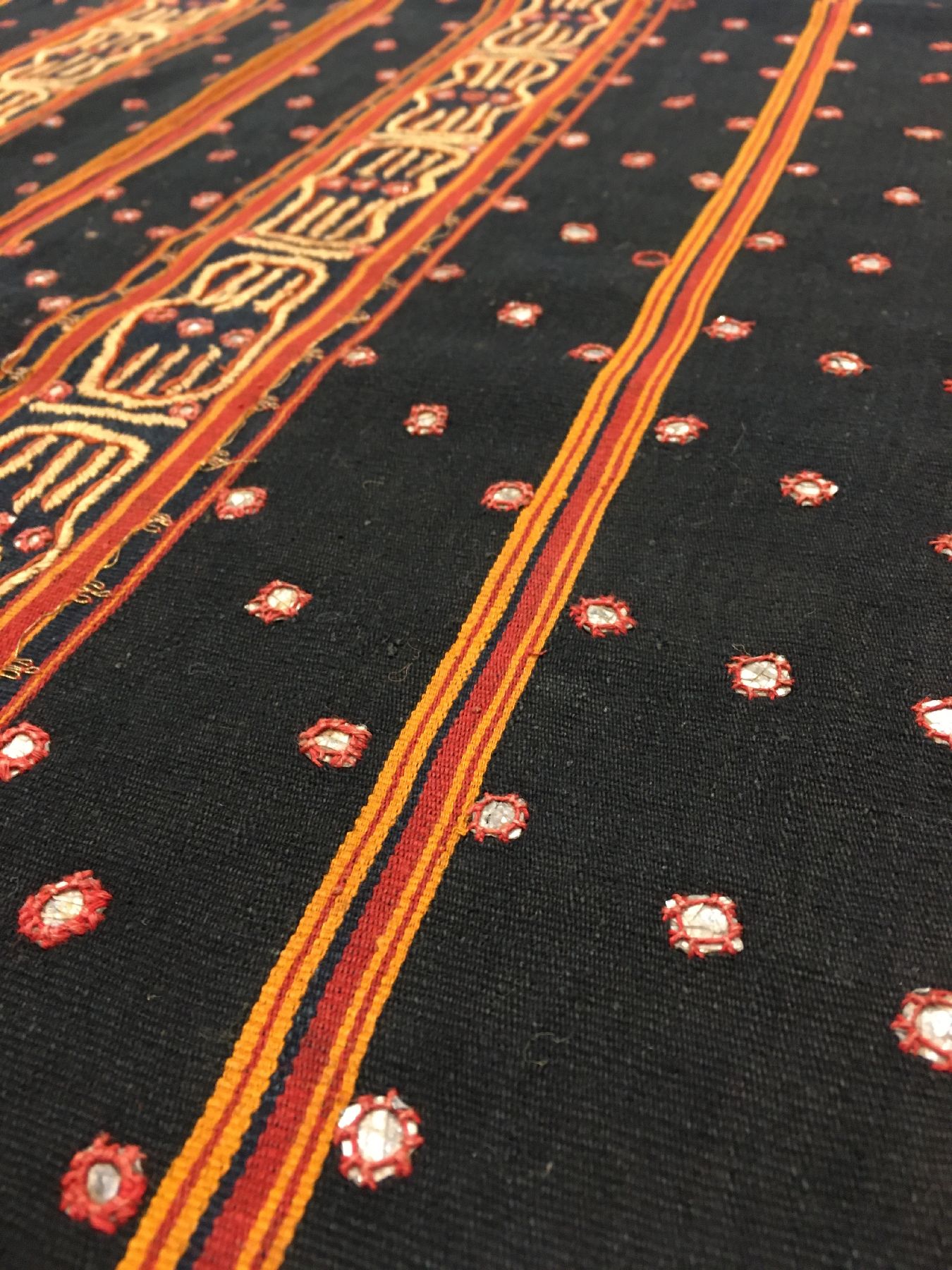 Detail d: Feines indonesisches "Zeremonial-Textil" (Metall-Highlights) antik, Indonesien, um 1900, Metallstickerei auf Baumwolle. Aufwändige ...