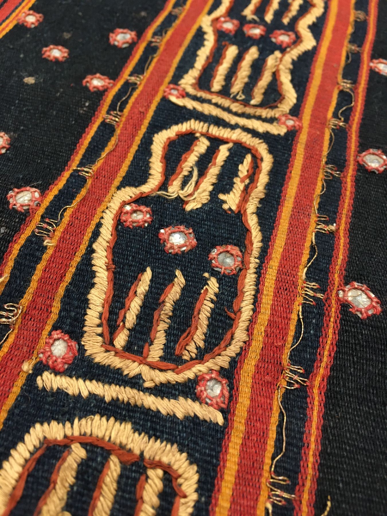 Detail e: Feines indonesisches "Zeremonial-Textil" (Metall-Highlights) antik, Indonesien, um 1900, Metallstickerei auf Baumwolle. Aufwändige ...