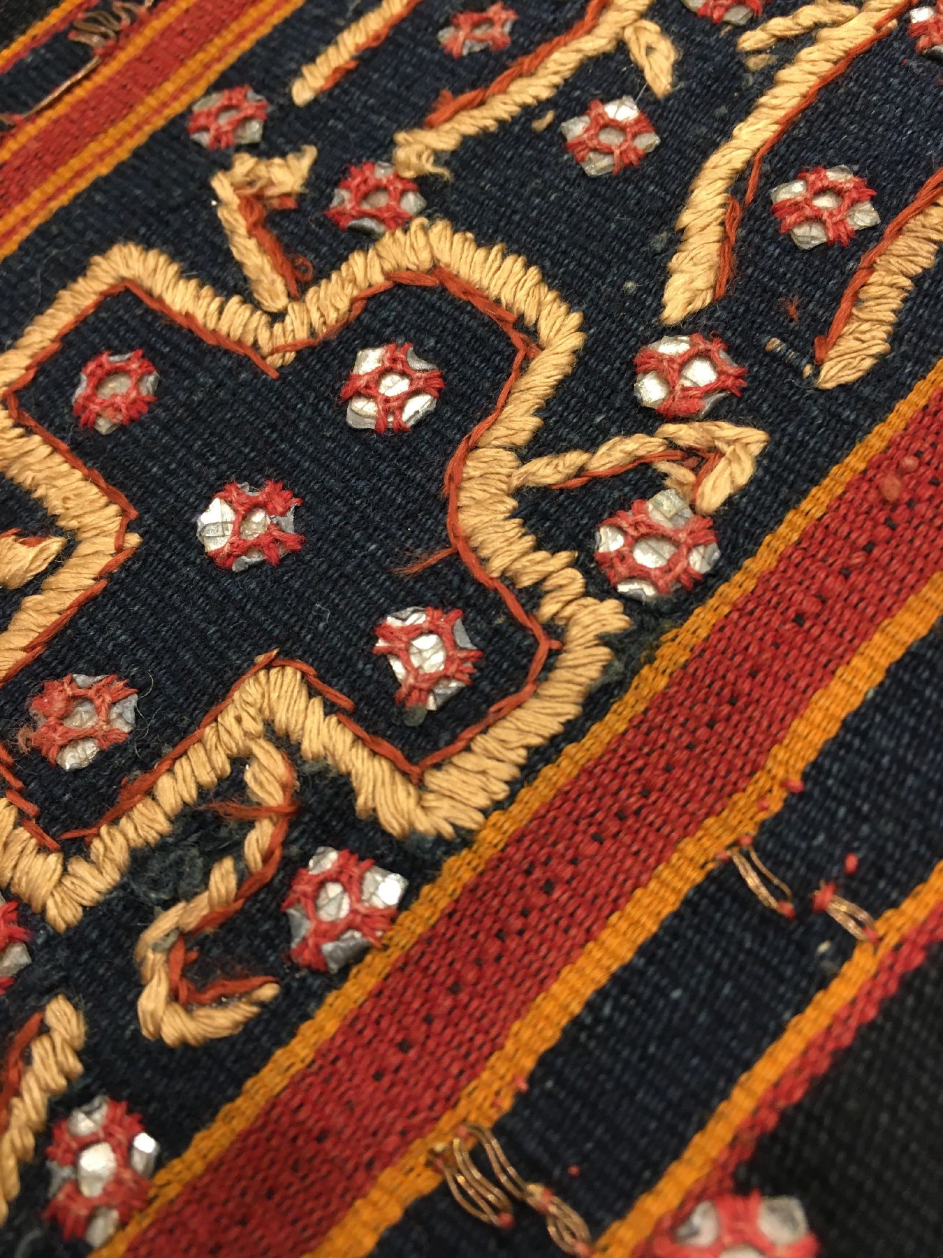 Detail f: Feines indonesisches "Zeremonial-Textil" (Metall-Highlights) antik, Indonesien, um 1900, Metallstickerei auf Baumwolle. Aufwändige ...