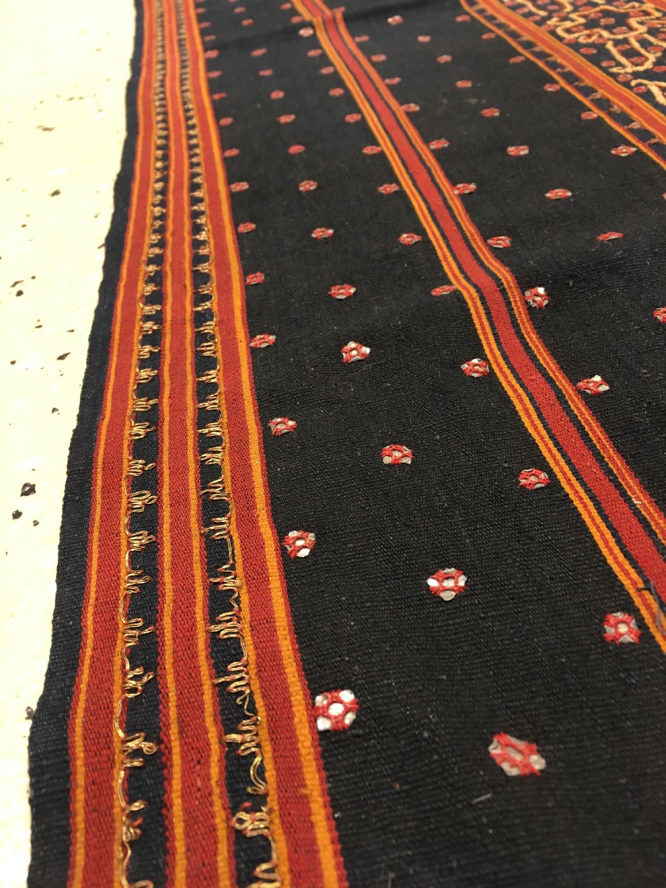 Detail g: Feines indonesisches "Zeremonial-Textil" (Metall-Highlights) antik, Indonesien, um 1900, Metallstickerei auf Baumwolle. Aufwändige ...
