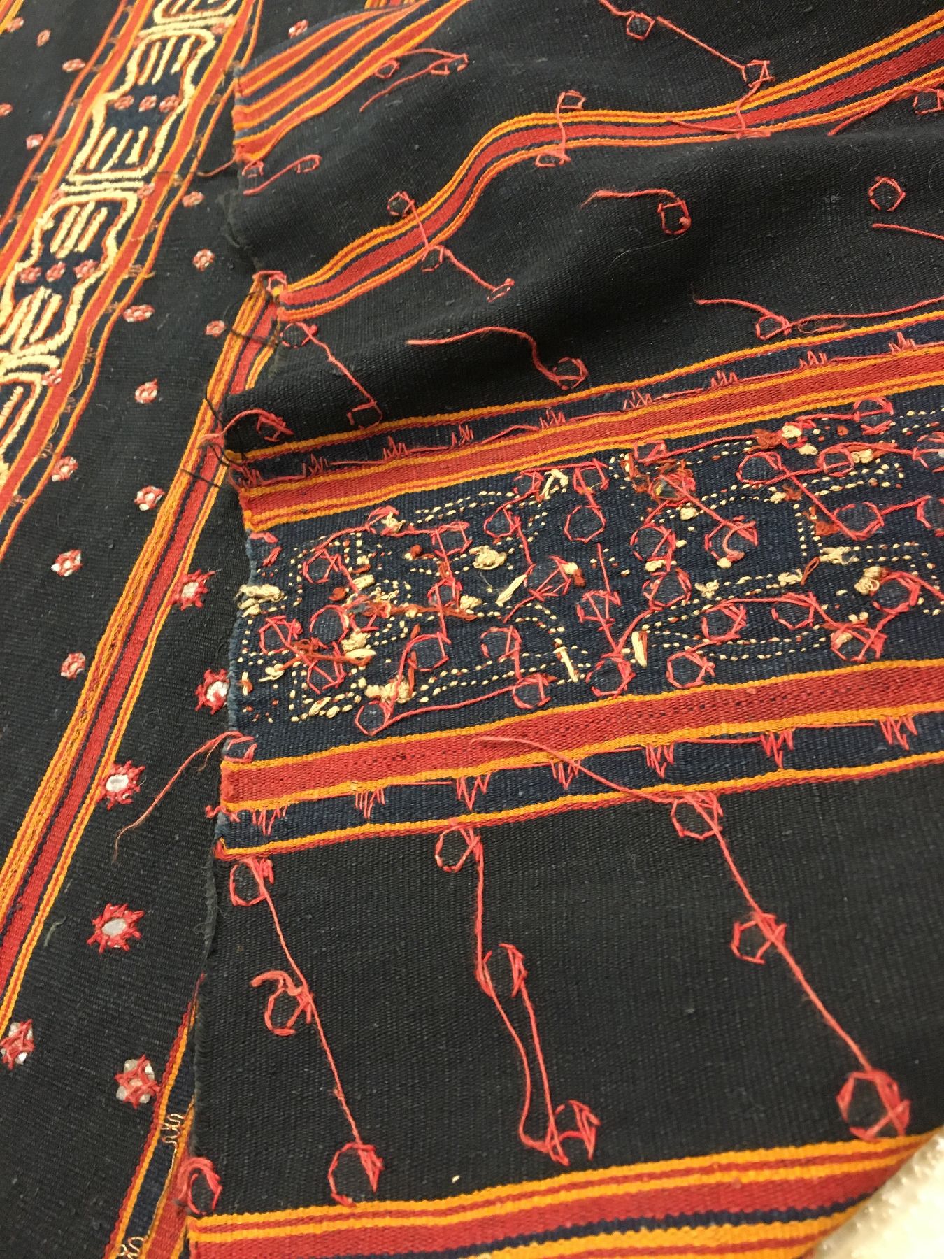 Detail h: Feines indonesisches "Zeremonial-Textil" (Metall-Highlights) antik, Indonesien, um 1900, Metallstickerei auf Baumwolle. Aufwändige ...