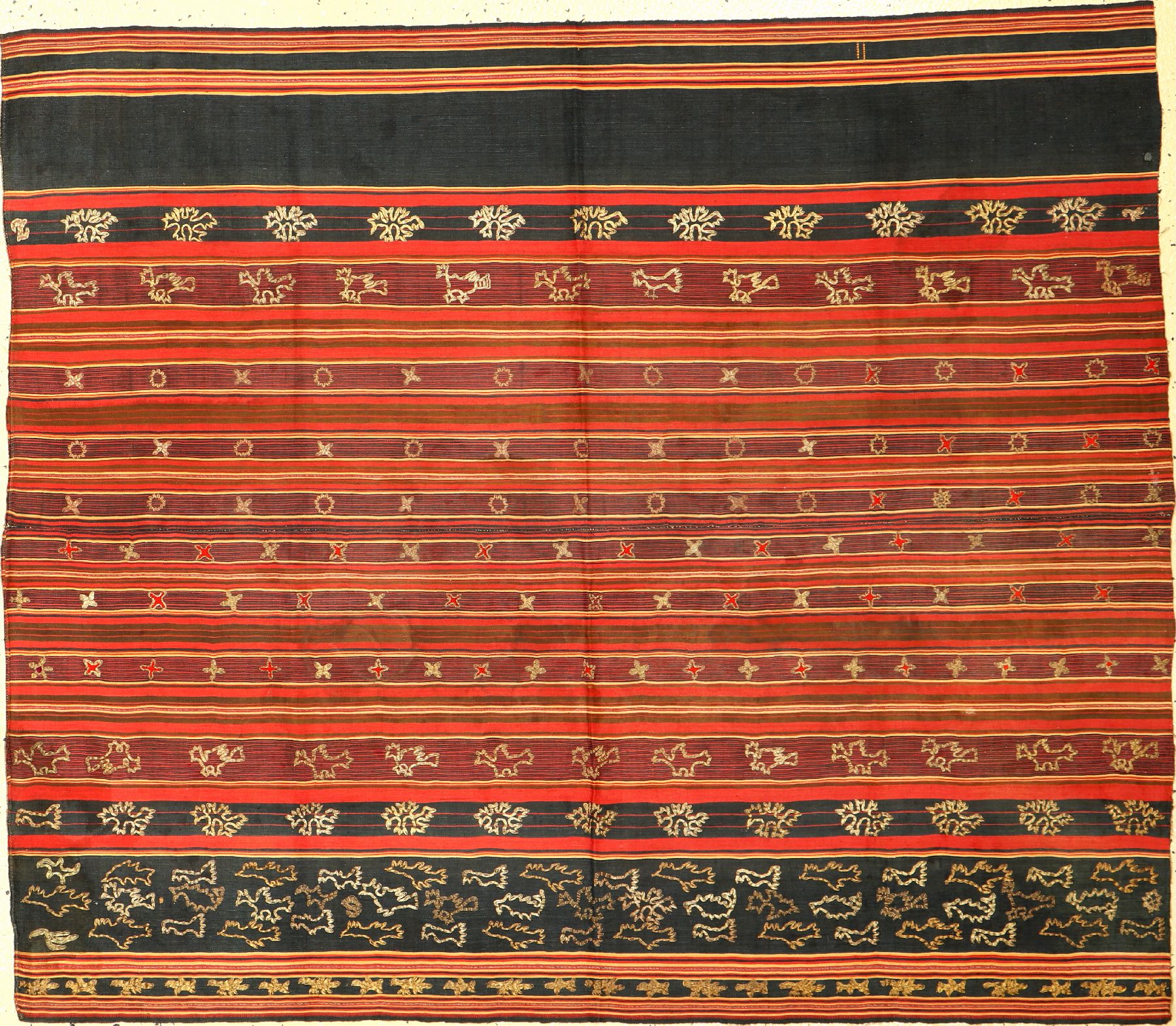 Feines indonesisches "Zeremonial-Textil" (Metall-Highlights) antik, Indonesien, um 1900, Metallstickerei auf Baumwolle. Sehr seltenes ...