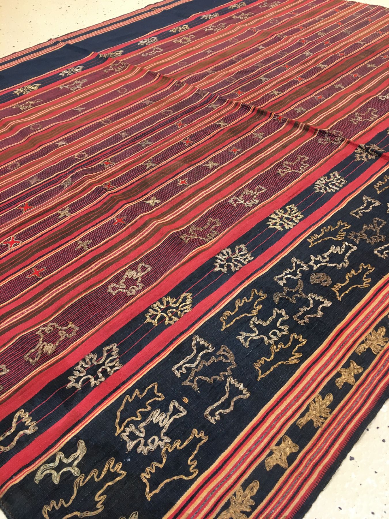 Detail b: Feines indonesisches "Zeremonial-Textil" (Metall-Highlights) antik, Indonesien, um 1900, Metallstickerei auf Baumwolle. Sehr seltenes ...