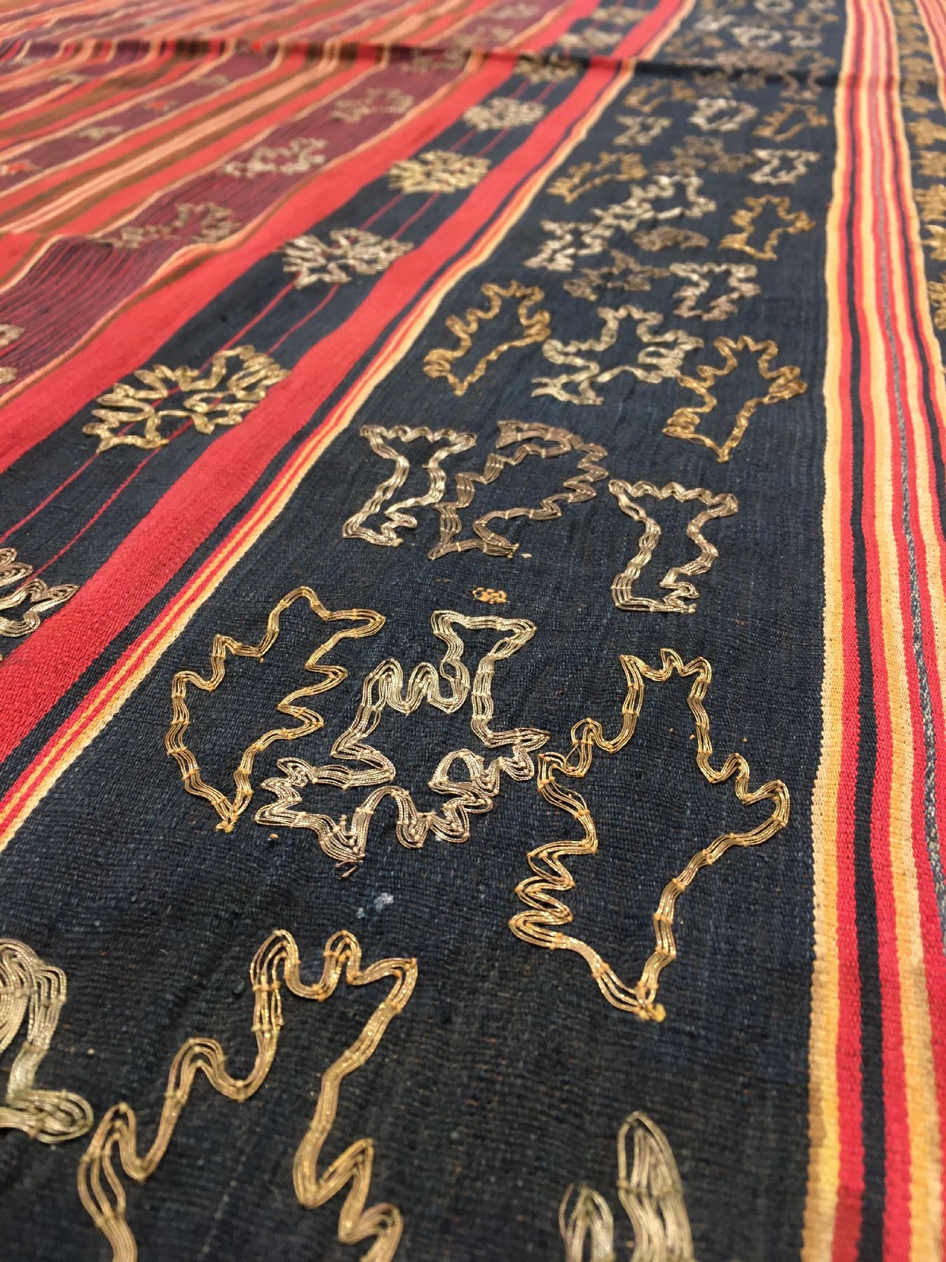 Detail c: Feines indonesisches "Zeremonial-Textil" (Metall-Highlights) antik, Indonesien, um 1900, Metallstickerei auf Baumwolle. Sehr seltenes ...