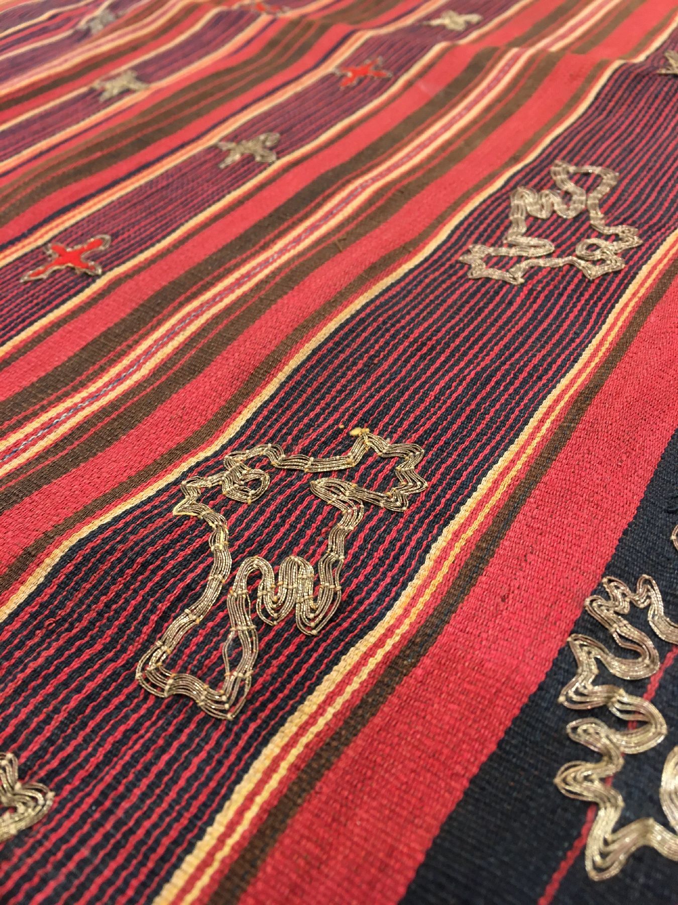 Detail d: Feines indonesisches "Zeremonial-Textil" (Metall-Highlights) antik, Indonesien, um 1900, Metallstickerei auf Baumwolle. Sehr seltenes ...