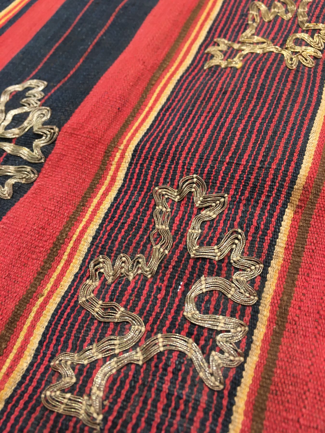 Detail e: Feines indonesisches "Zeremonial-Textil" (Metall-Highlights) antik, Indonesien, um 1900, Metallstickerei auf Baumwolle. Sehr seltenes ...