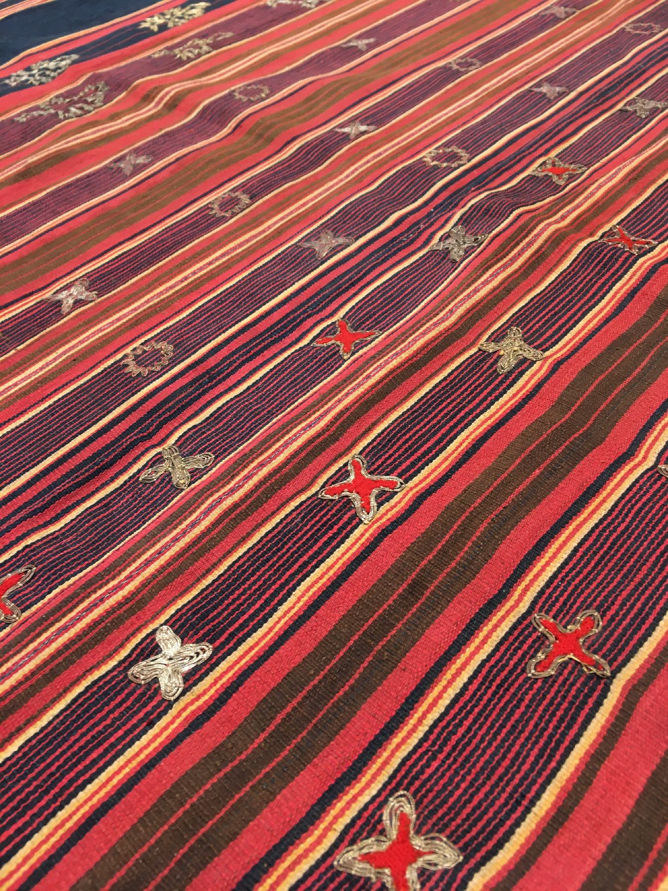 Detail f: Feines indonesisches "Zeremonial-Textil" (Metall-Highlights) antik, Indonesien, um 1900, Metallstickerei auf Baumwolle. Sehr seltenes ...