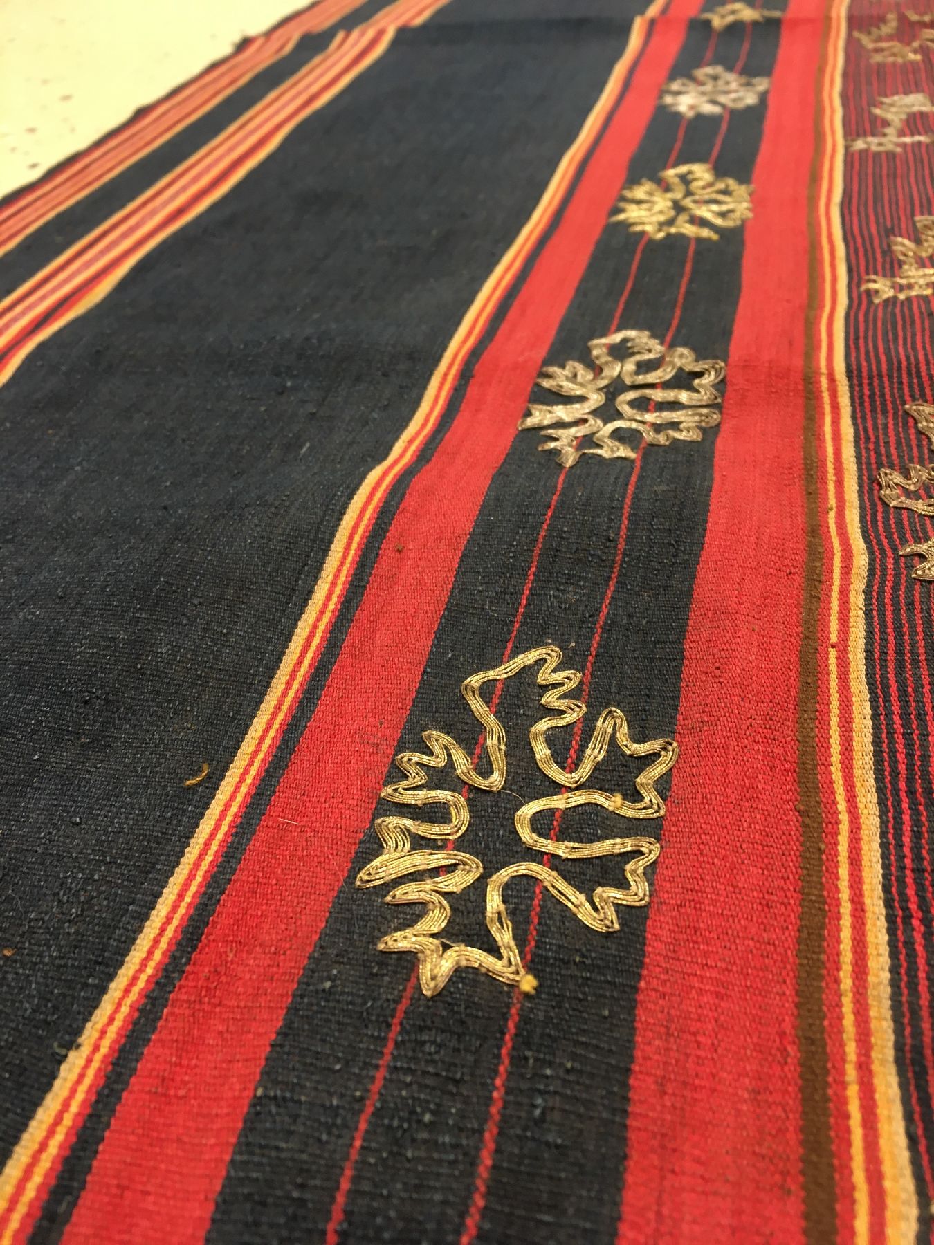 Detail g: Feines indonesisches "Zeremonial-Textil" (Metall-Highlights) antik, Indonesien, um 1900, Metallstickerei auf Baumwolle. Sehr seltenes ...