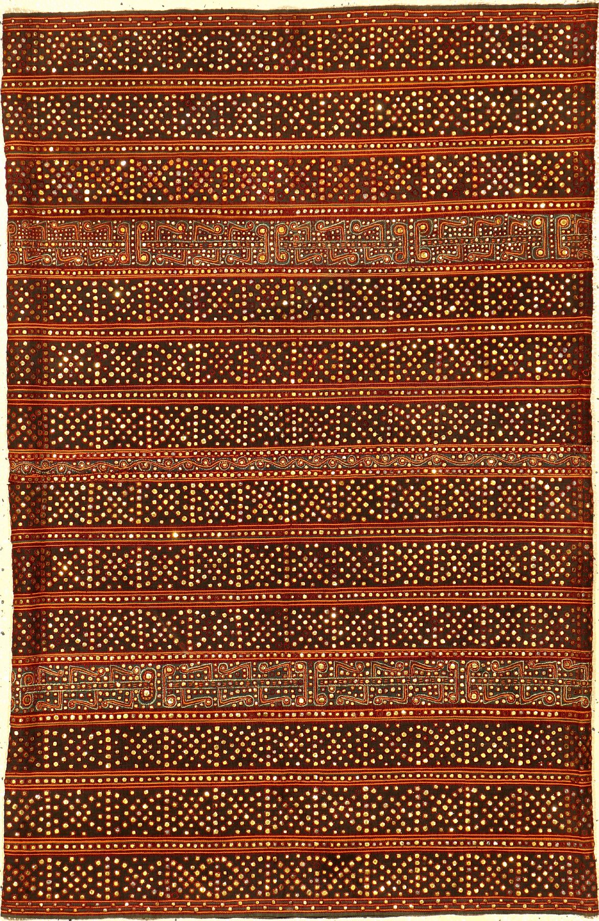 Indonesisches "Zeremonial-Textil" (Reich an Metall-Highlights) alt, Indonesien, um 1920, Glas-Technik auf Metall bestickt auf Baumwolle. ...