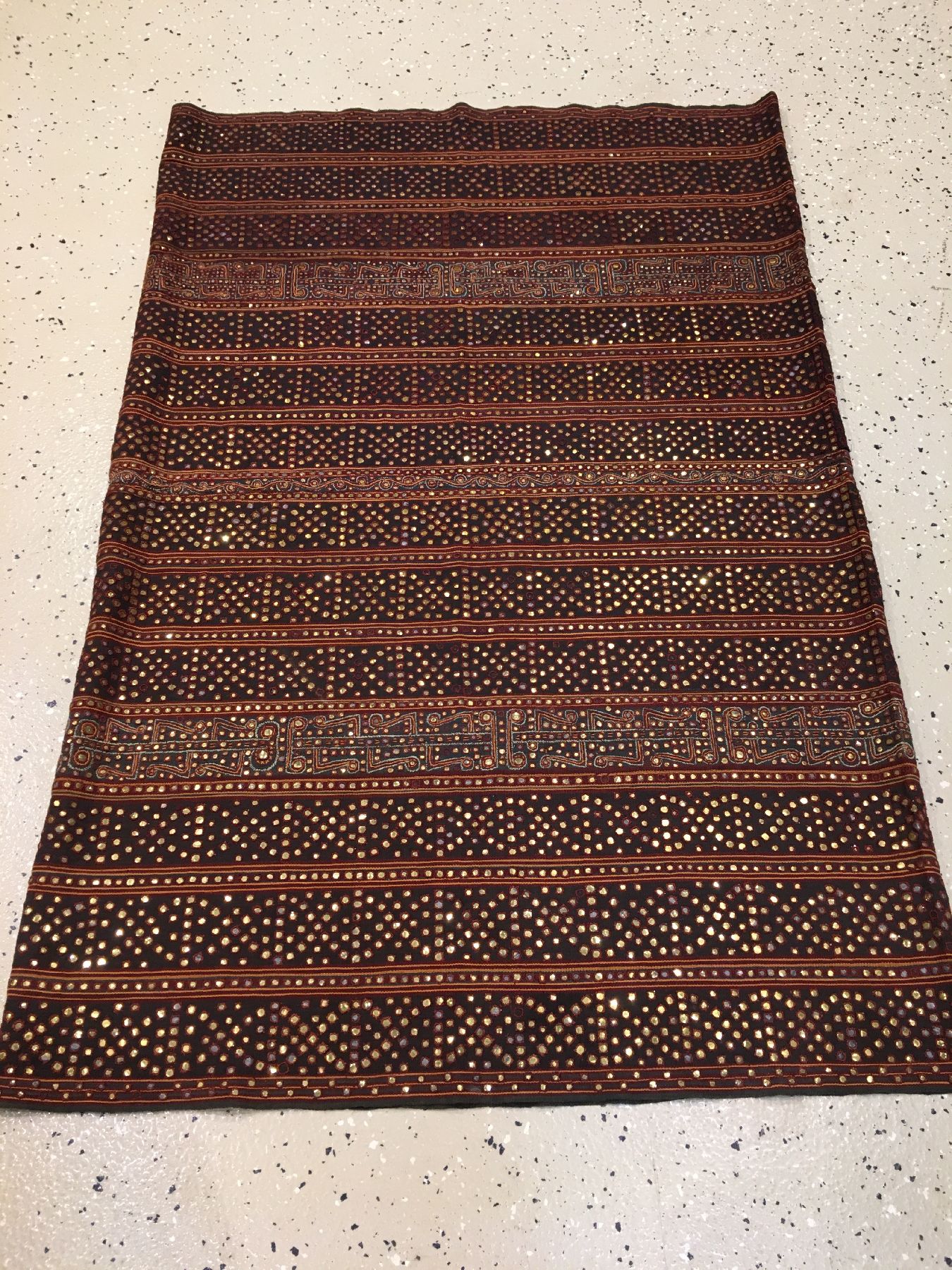 Detail a: Indonesisches "Zeremonial-Textil" (Reich an Metall-Highlights) alt, Indonesien, um 1920, Glas-Technik auf Metall bestickt auf Baumwolle. ...