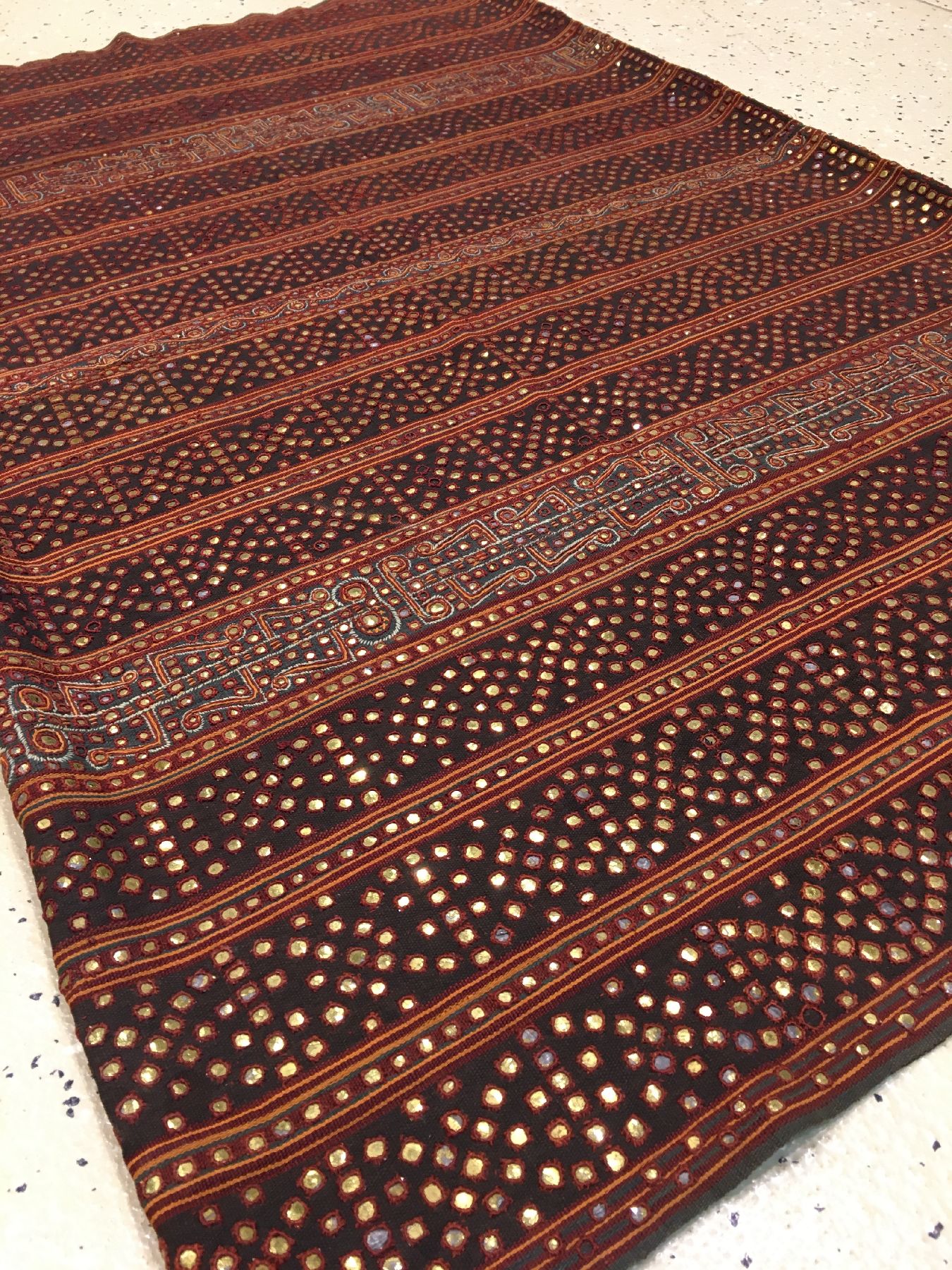 Detail b: Indonesisches "Zeremonial-Textil" (Reich an Metall-Highlights) alt, Indonesien, um 1920, Glas-Technik auf Metall bestickt auf Baumwolle. ...
