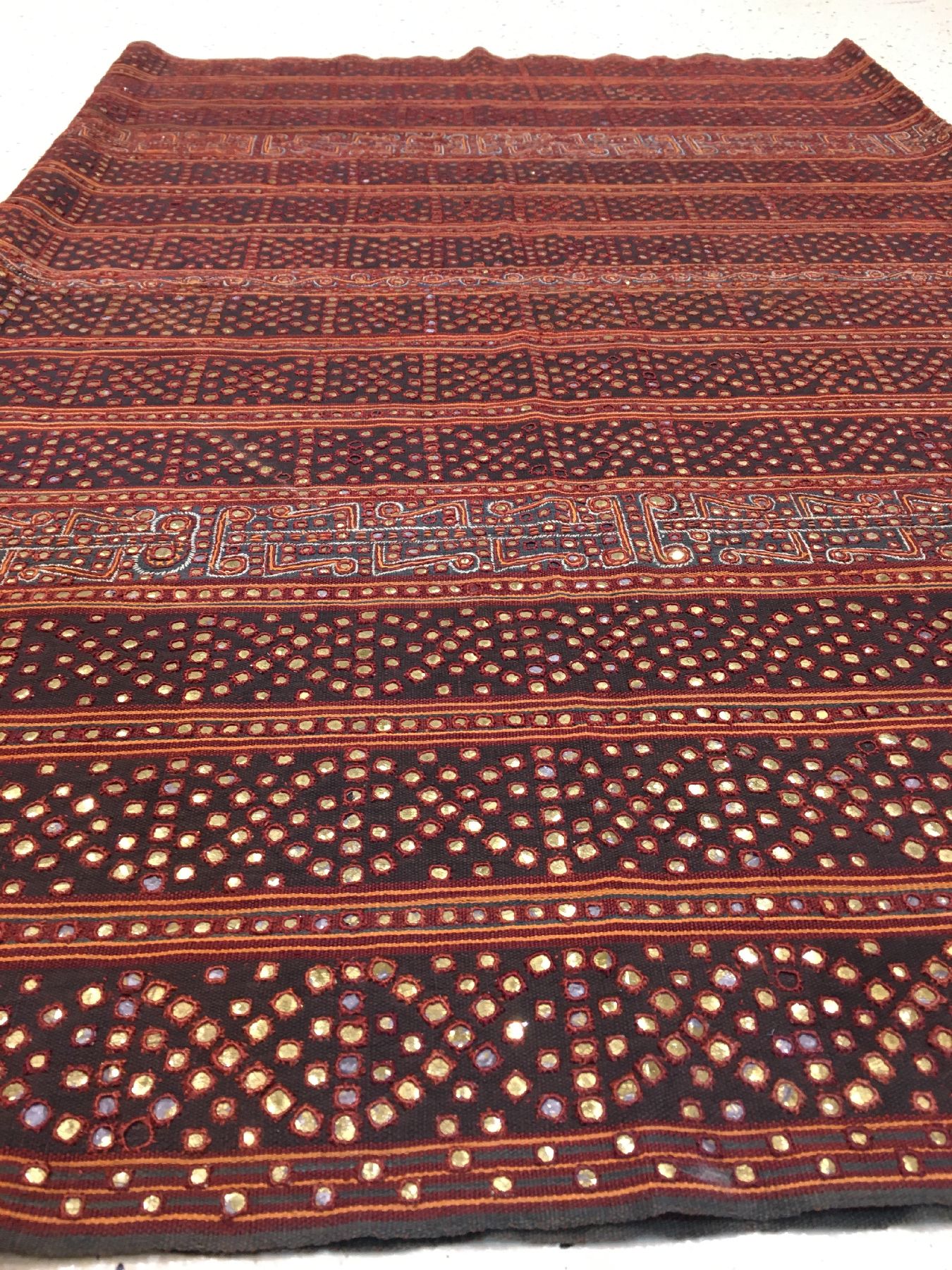 Detail c: Indonesisches "Zeremonial-Textil" (Reich an Metall-Highlights) alt, Indonesien, um 1920, Glas-Technik auf Metall bestickt auf Baumwolle. ...