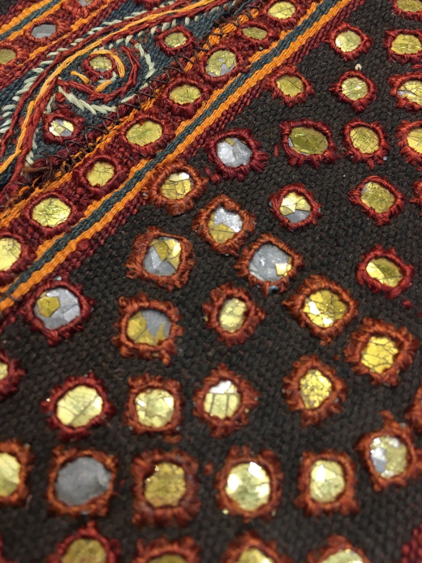 Detail d: Indonesisches "Zeremonial-Textil" (Reich an Metall-Highlights) alt, Indonesien, um 1920, Glas-Technik auf Metall bestickt auf Baumwolle. ...
