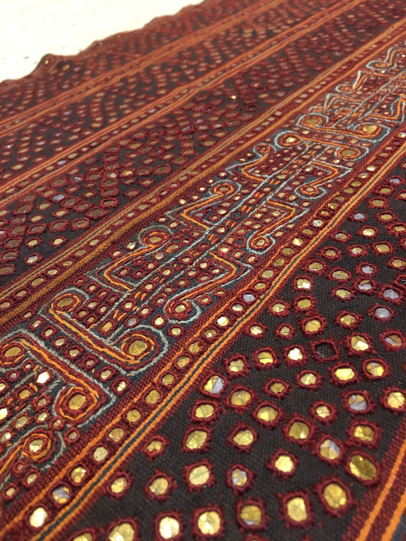 Detail e: Indonesisches "Zeremonial-Textil" (Reich an Metall-Highlights) alt, Indonesien, um 1920, Glas-Technik auf Metall bestickt auf Baumwolle. ...