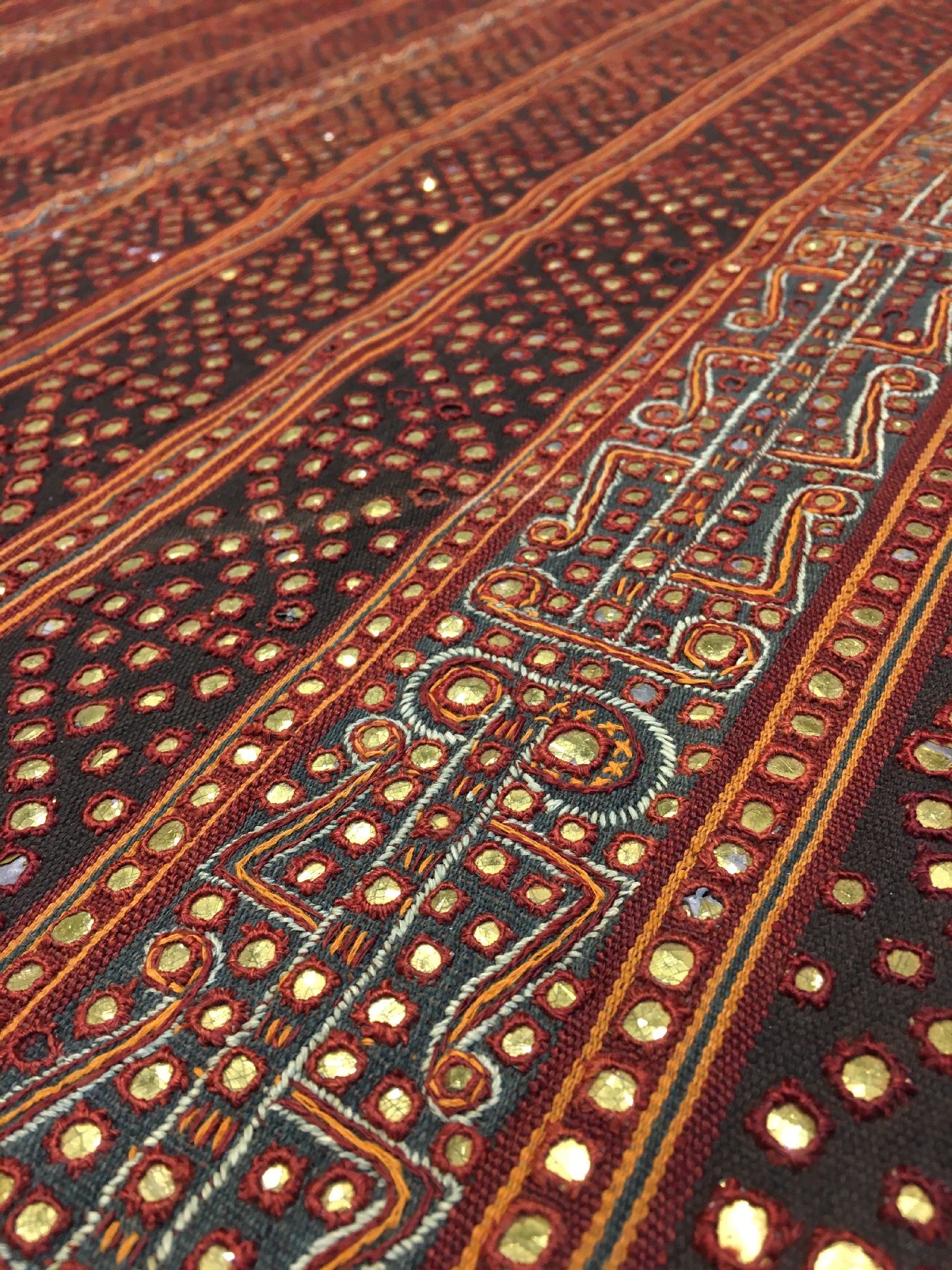 Detail f: Indonesisches "Zeremonial-Textil" (Reich an Metall-Highlights) alt, Indonesien, um 1920, Glas-Technik auf Metall bestickt auf Baumwolle. ...