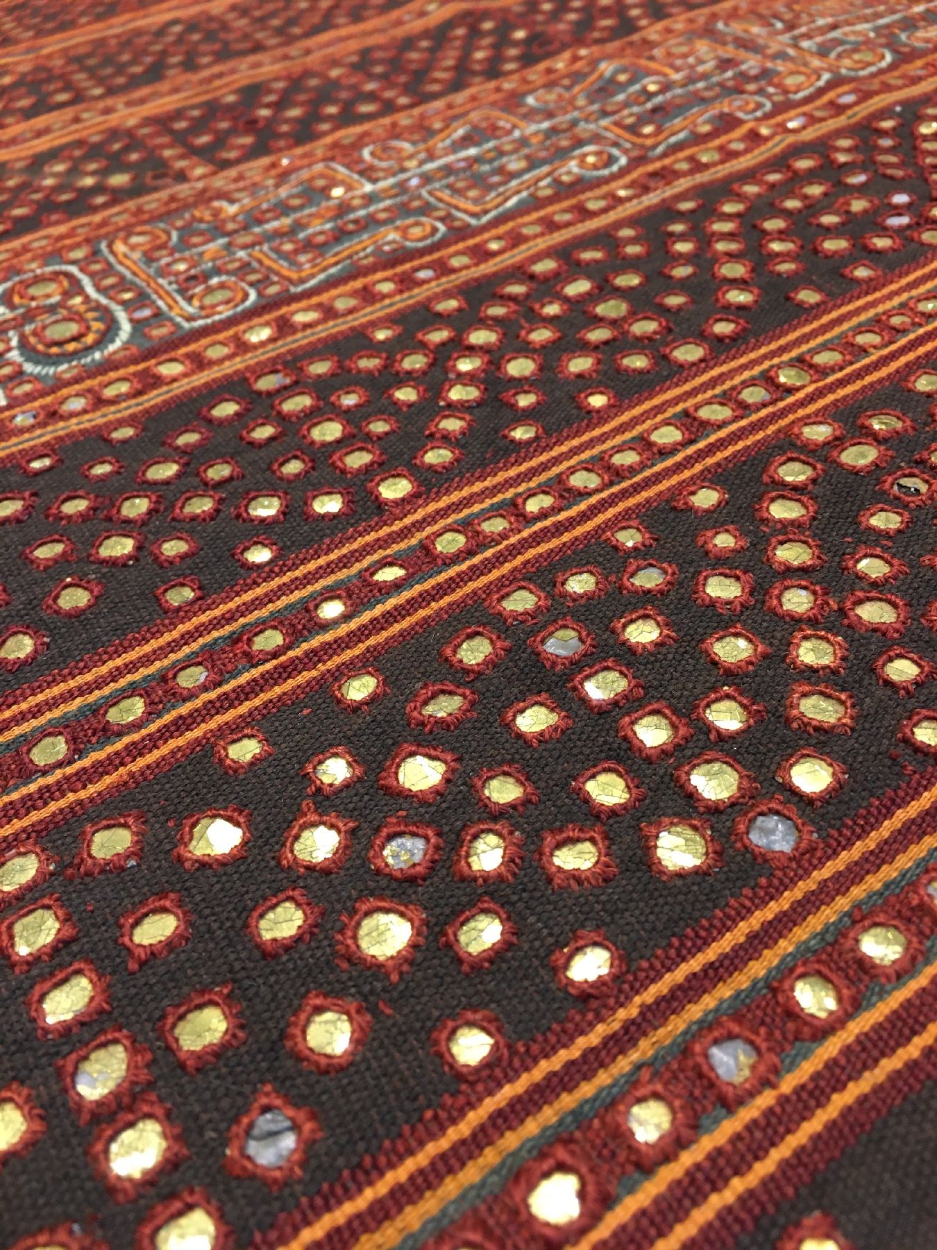 Detail g: Indonesisches "Zeremonial-Textil" (Reich an Metall-Highlights) alt, Indonesien, um 1920, Glas-Technik auf Metall bestickt auf Baumwolle. ...