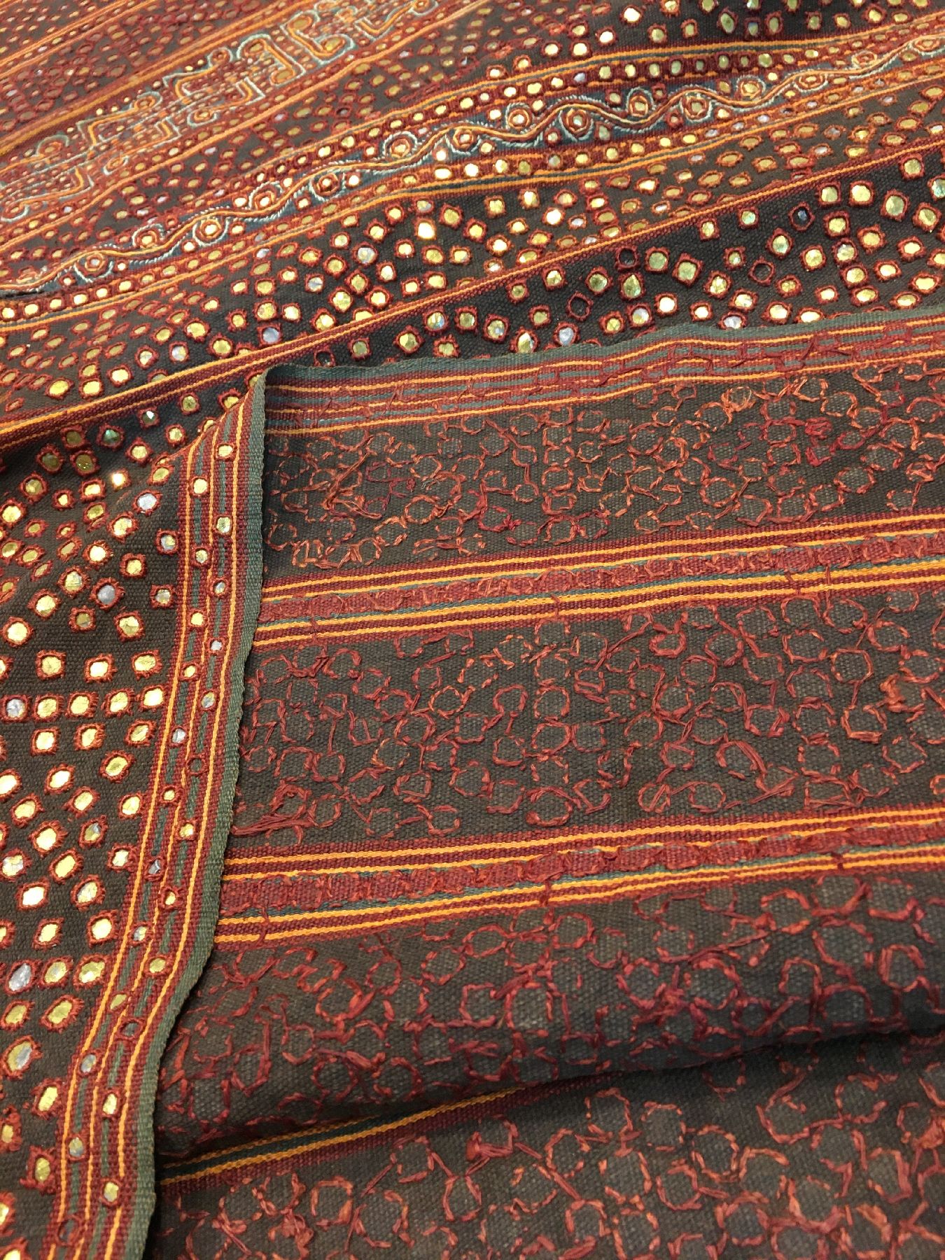 Detail h: Indonesisches "Zeremonial-Textil" (Reich an Metall-Highlights) alt, Indonesien, um 1920, Glas-Technik auf Metall bestickt auf Baumwolle. ...