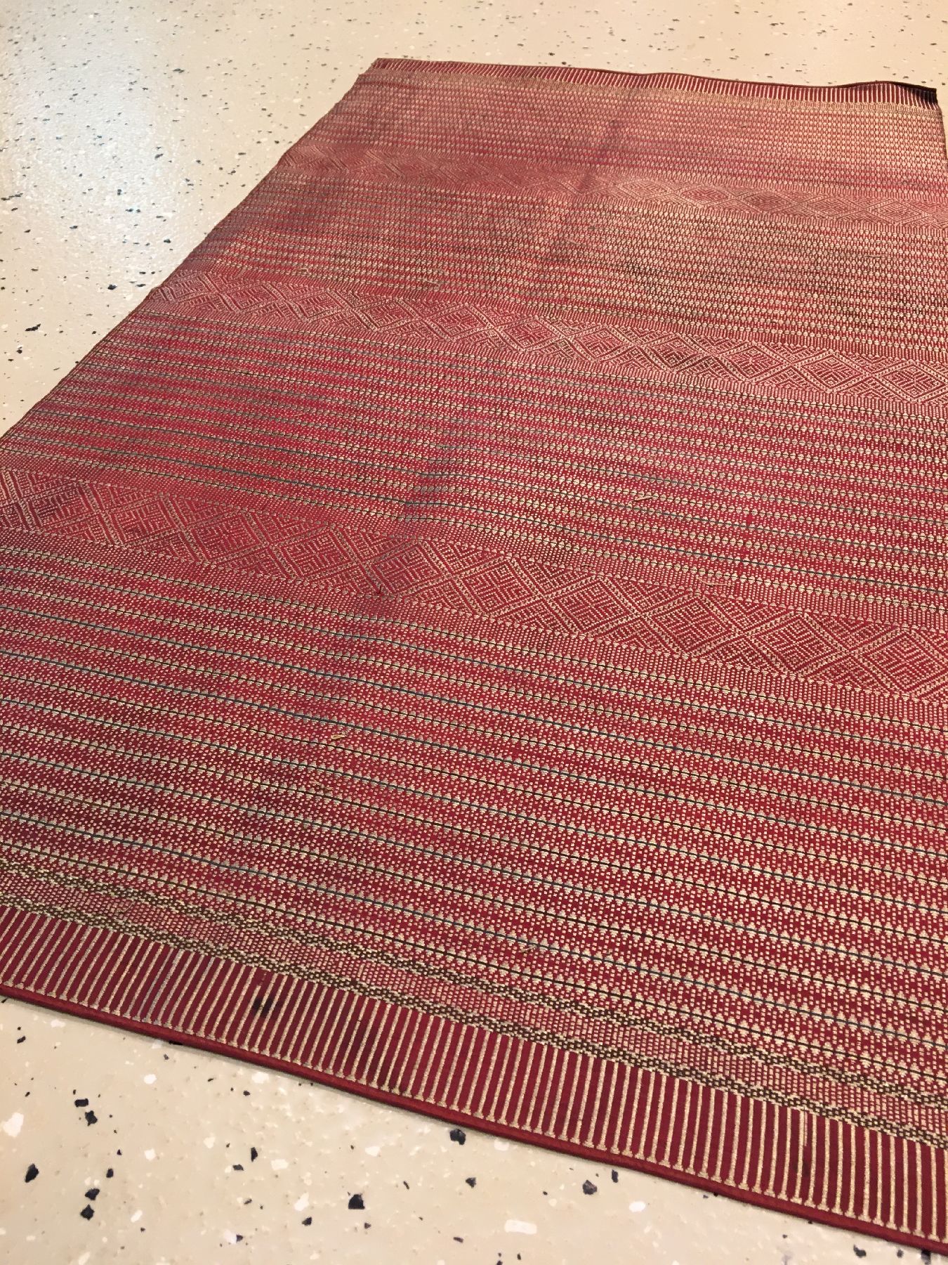 Detail c: Sehr feines metallbroschiertes indonesisches "Zeremonial-Textil" antik, Indonesien, Ende 19.Jhd., Metall auf Seide. Sehr feine und ...