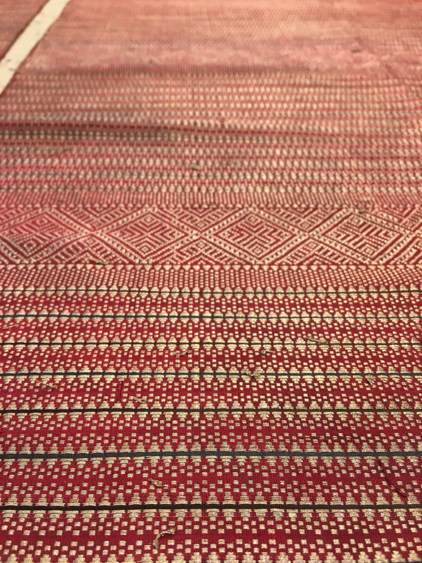 Detail d: Sehr feines metallbroschiertes indonesisches "Zeremonial-Textil" antik, Indonesien, Ende 19.Jhd., Metall auf Seide. Sehr feine und ...