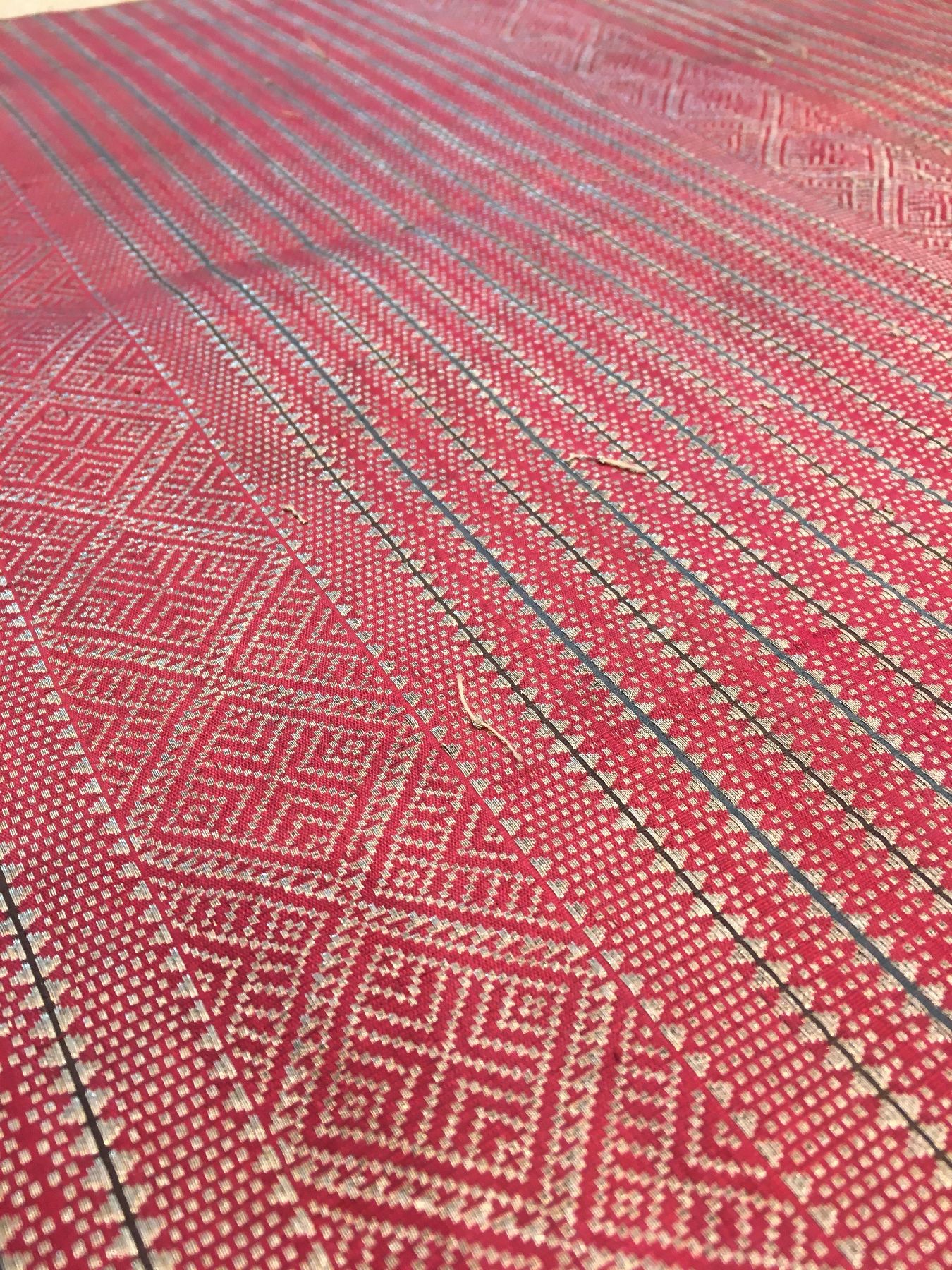 Detail e: Sehr feines metallbroschiertes indonesisches "Zeremonial-Textil" antik, Indonesien, Ende 19.Jhd., Metall auf Seide. Sehr feine und ...