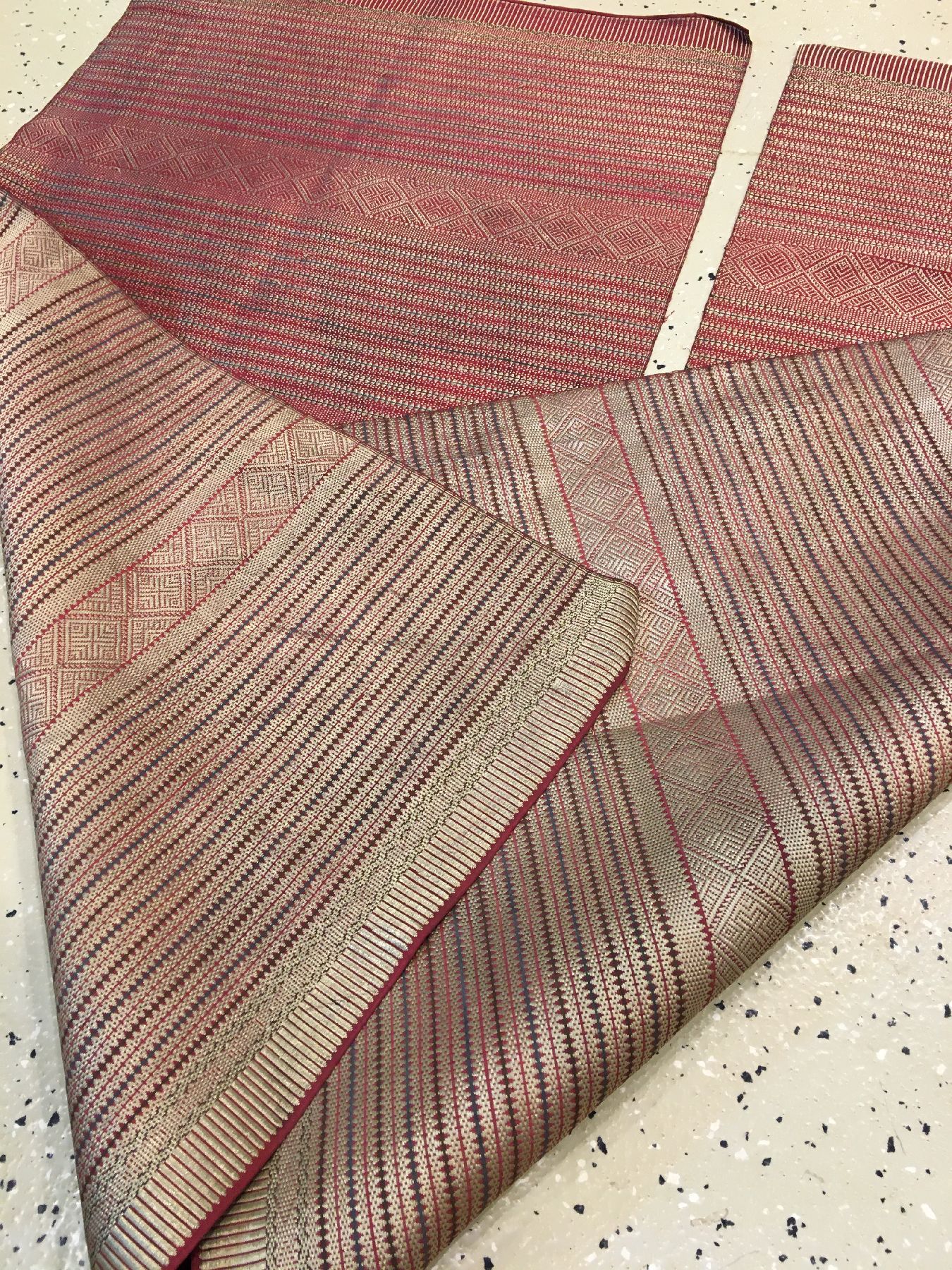 Detail f: Sehr feines metallbroschiertes indonesisches "Zeremonial-Textil" antik, Indonesien, Ende 19.Jhd., Metall auf Seide. Sehr feine und ...
