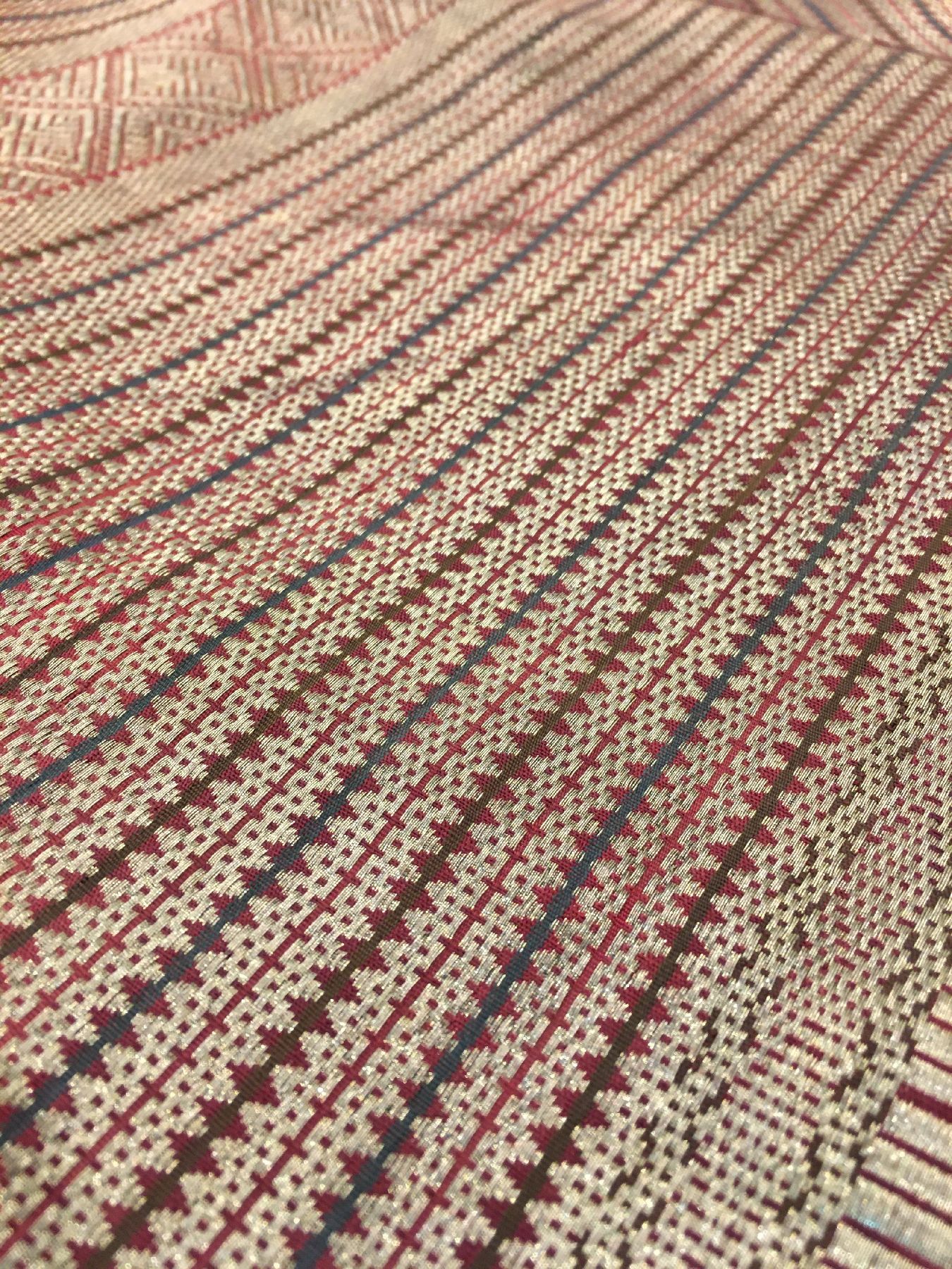 Detail g: Sehr feines metallbroschiertes indonesisches "Zeremonial-Textil" antik, Indonesien, Ende 19.Jhd., Metall auf Seide. Sehr feine und ...