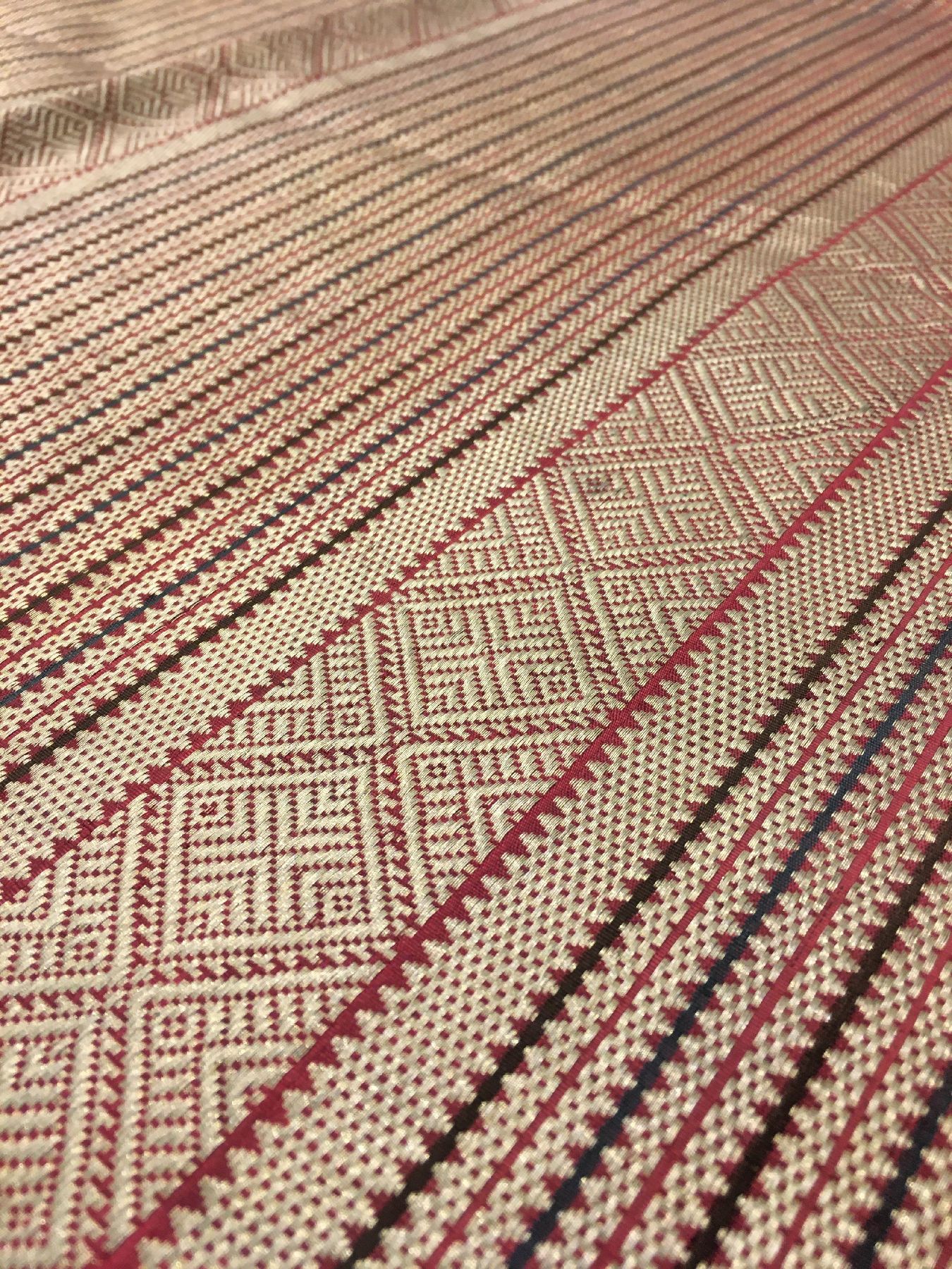 Detail h: Sehr feines metallbroschiertes indonesisches "Zeremonial-Textil" antik, Indonesien, Ende 19.Jhd., Metall auf Seide. Sehr feine und ...