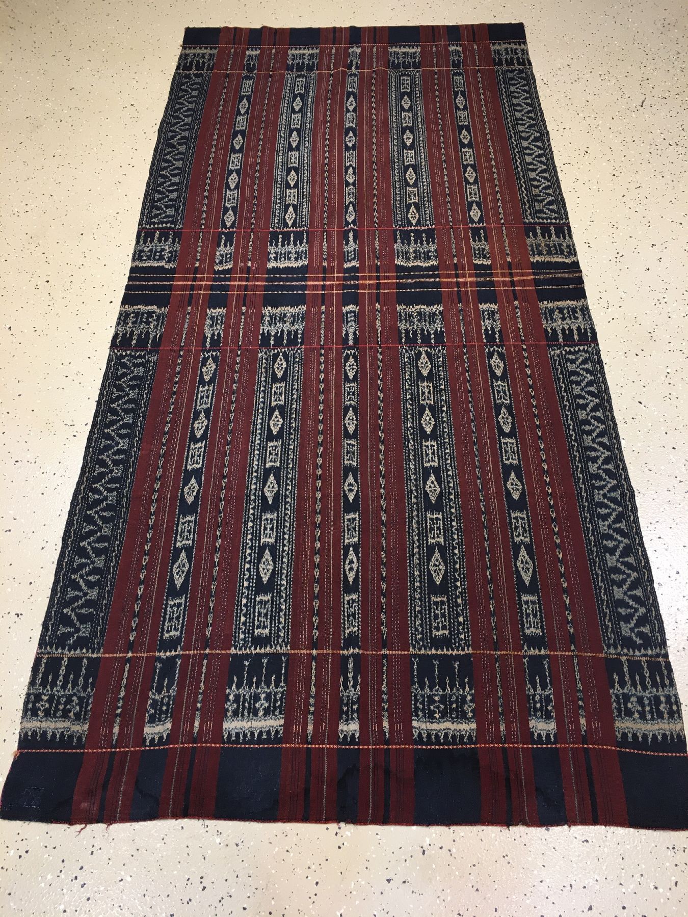 Detail a: Feines indonesisches "Ikat" alt, Indonesien, um 1930, Baumwolle. Feines Ikat-Tuch der Einheimischen mit charakteristischen Muster. ...