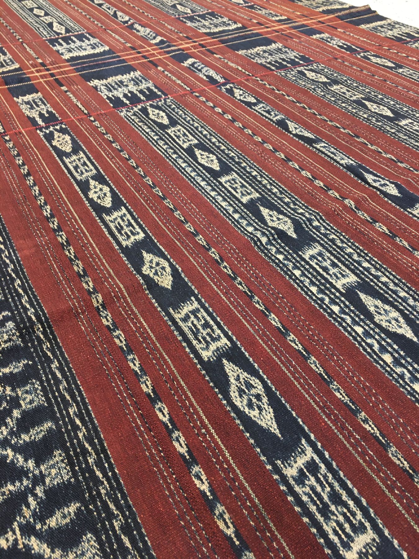 Detail c: Feines indonesisches "Ikat" alt, Indonesien, um 1930, Baumwolle. Feines Ikat-Tuch der Einheimischen mit charakteristischen Muster. ...