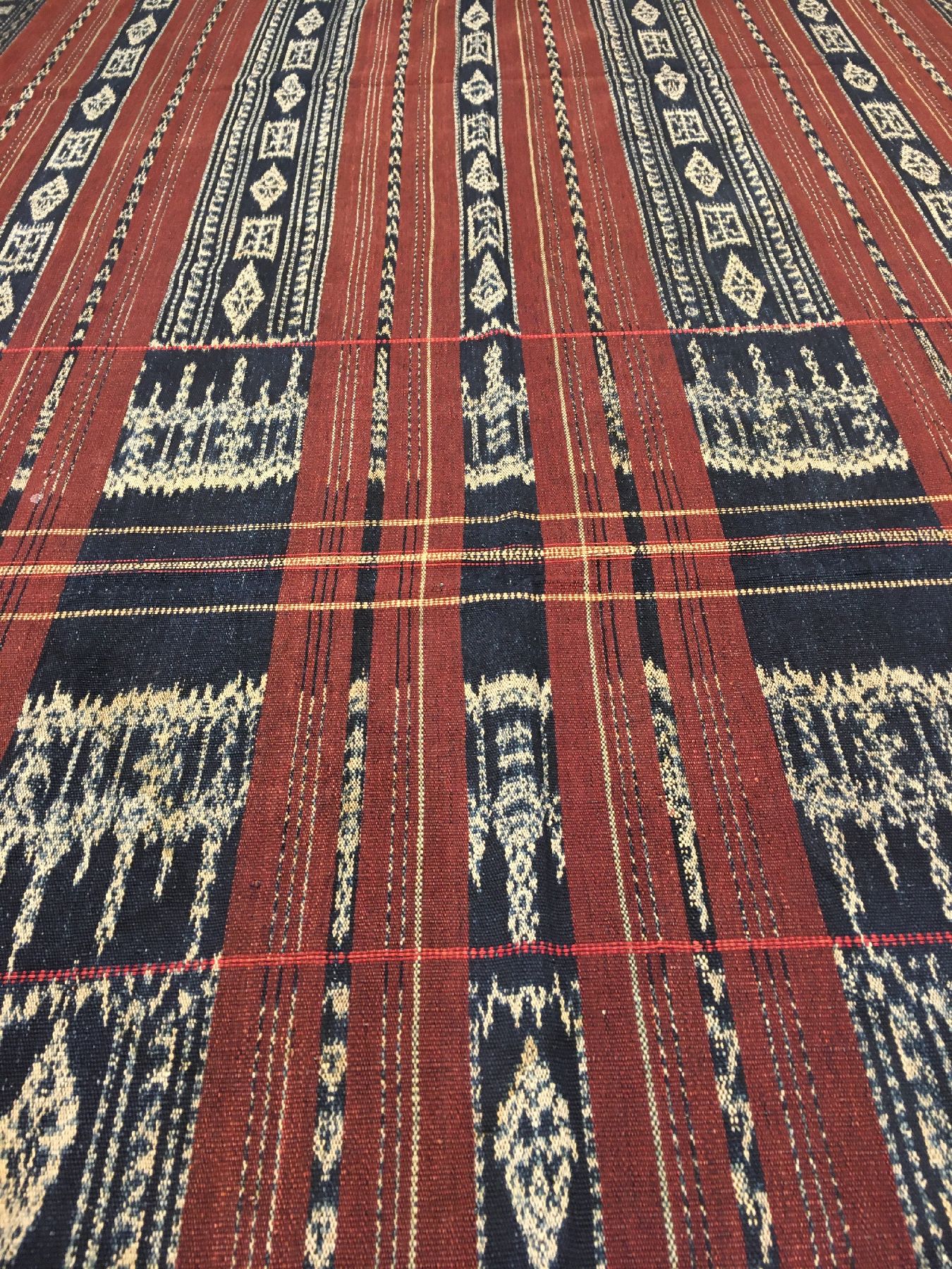 Detail d: Feines indonesisches "Ikat" alt, Indonesien, um 1930, Baumwolle. Feines Ikat-Tuch der Einheimischen mit charakteristischen Muster. ...
