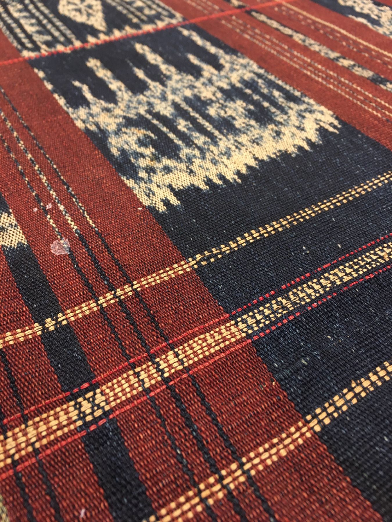 Detail e: Feines indonesisches "Ikat" alt, Indonesien, um 1930, Baumwolle. Feines Ikat-Tuch der Einheimischen mit charakteristischen Muster. ...