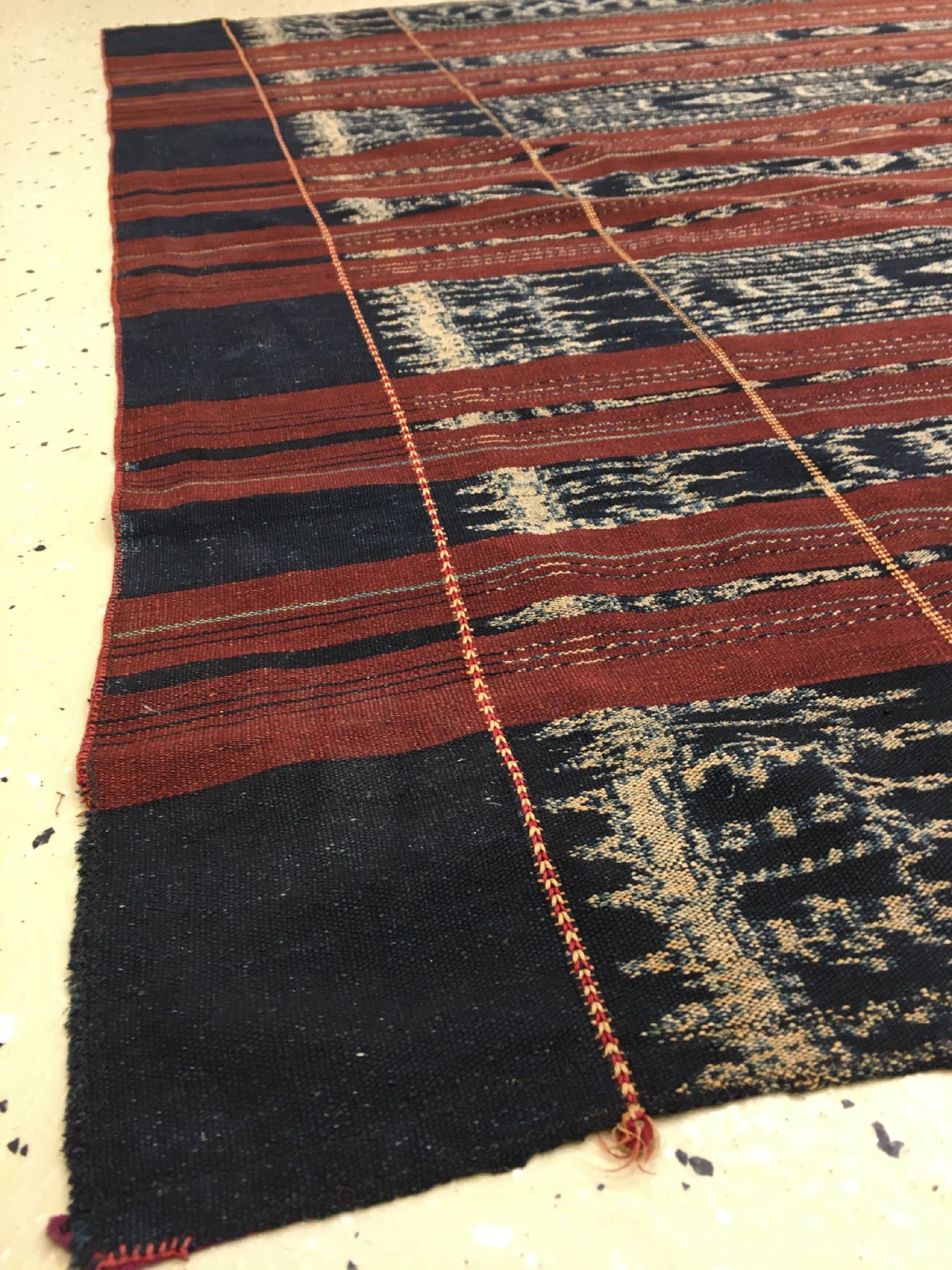 Detail f: Feines indonesisches "Ikat" alt, Indonesien, um 1930, Baumwolle. Feines Ikat-Tuch der Einheimischen mit charakteristischen Muster. ...